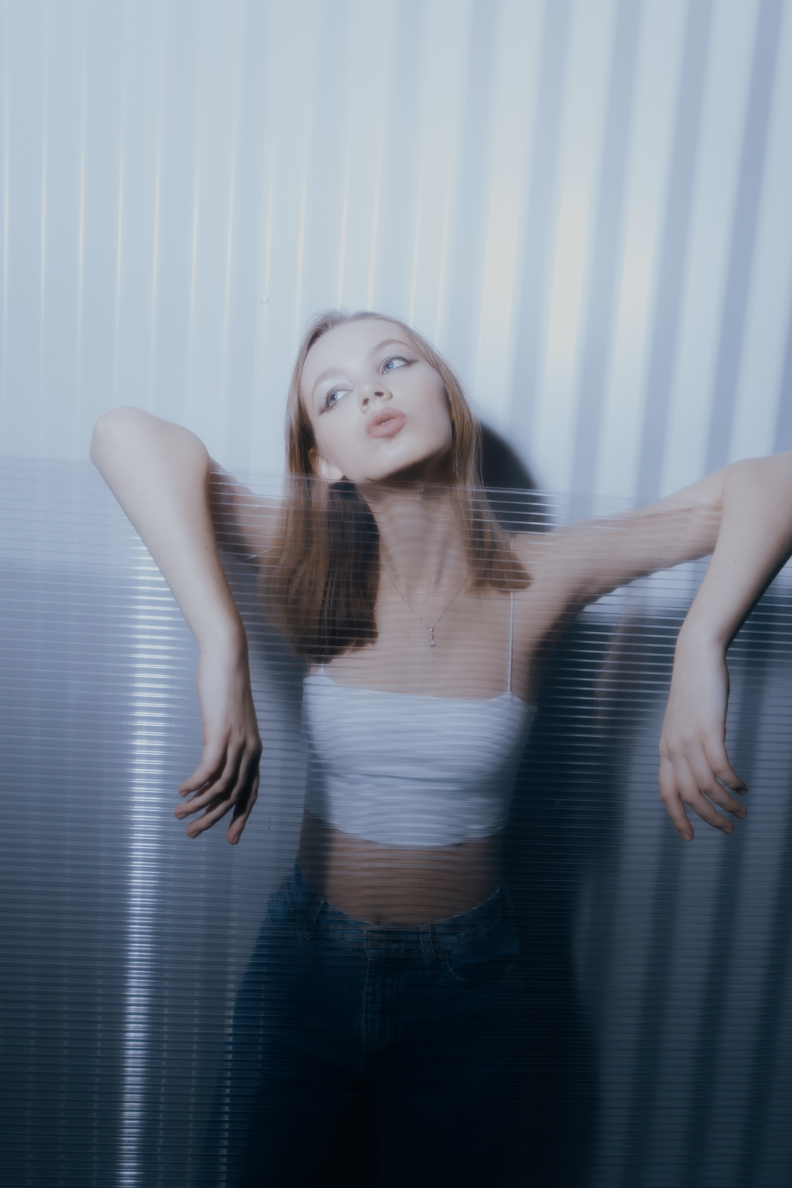 Девушка на фэшн съёмке позирует для журнала