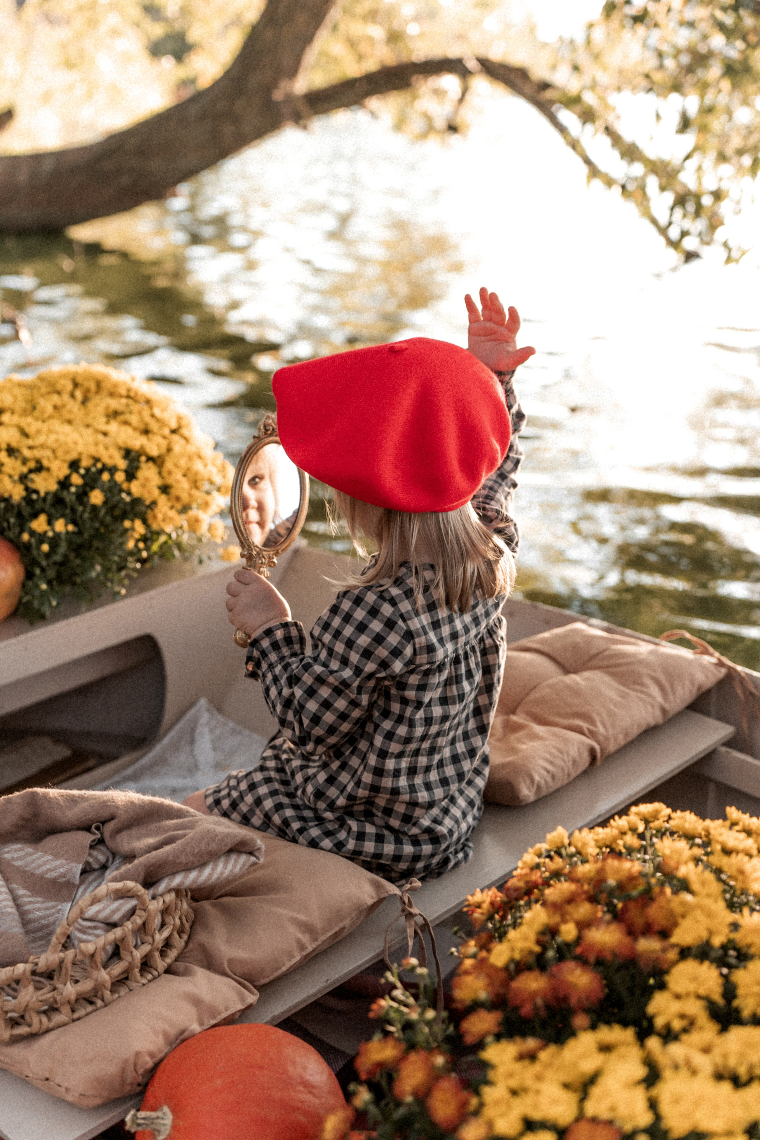Хризантемовое плаванье маленькой мечтательницы. Ваш семейный фотограф в Минске — Вика Трегубова