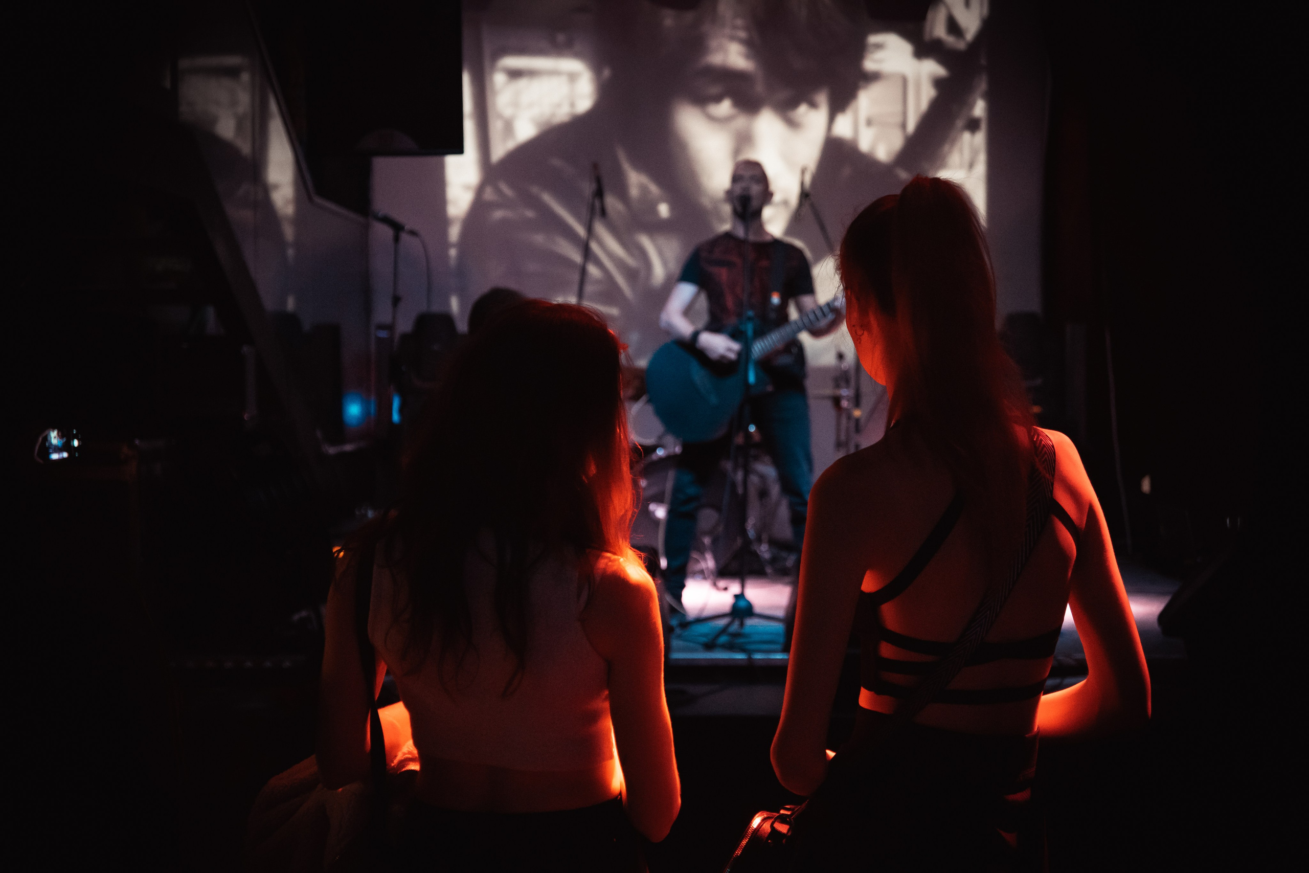 Павел Горловой, Концерт памяти В.Цоя, 16.08.2025, Эрмитаж. Фотограф Регина Крикунова г. Красноярск