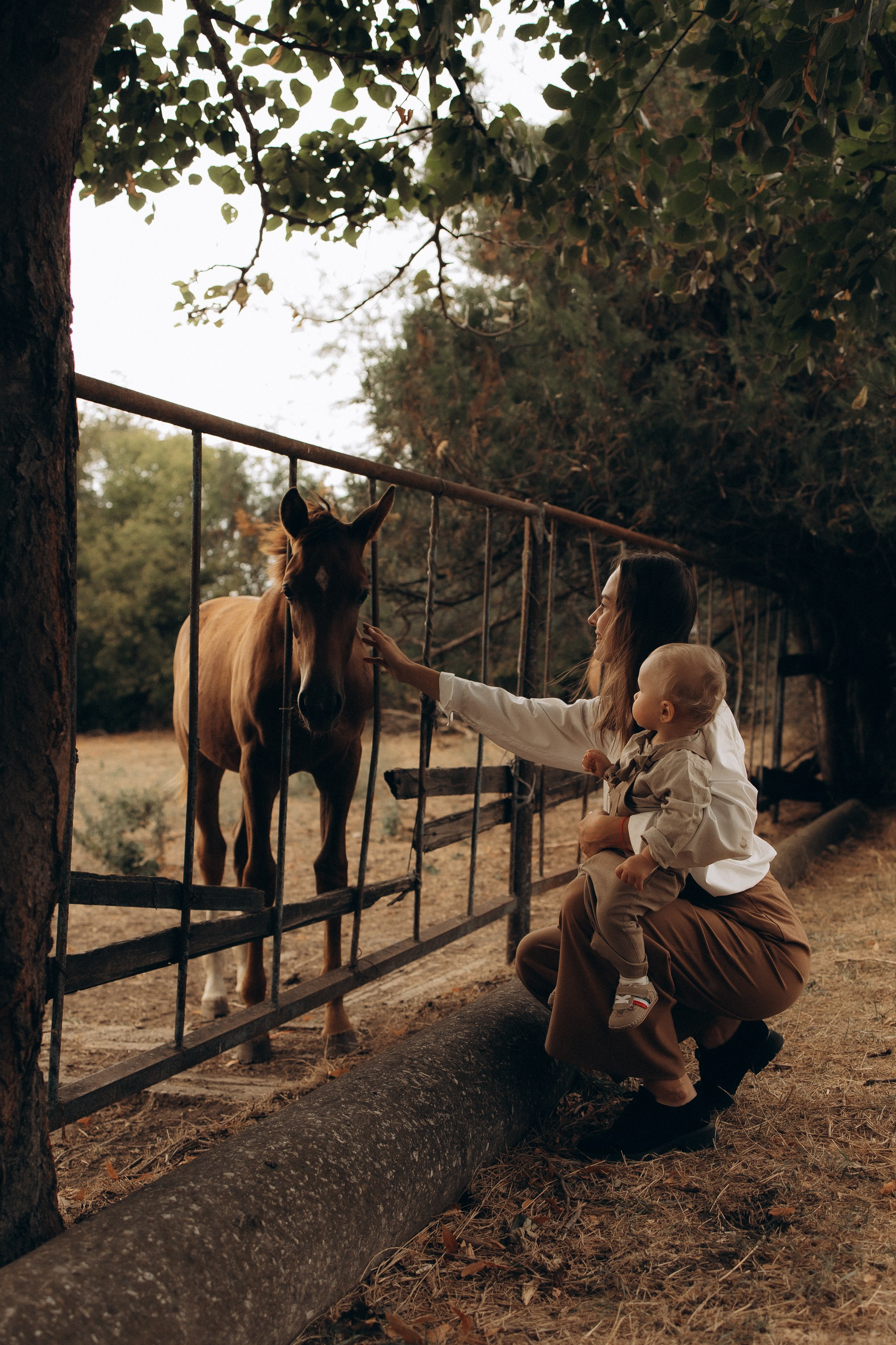 Мама с дочкой. Конюшня. Семейный фотограф в Краснодаре Храмова Анна