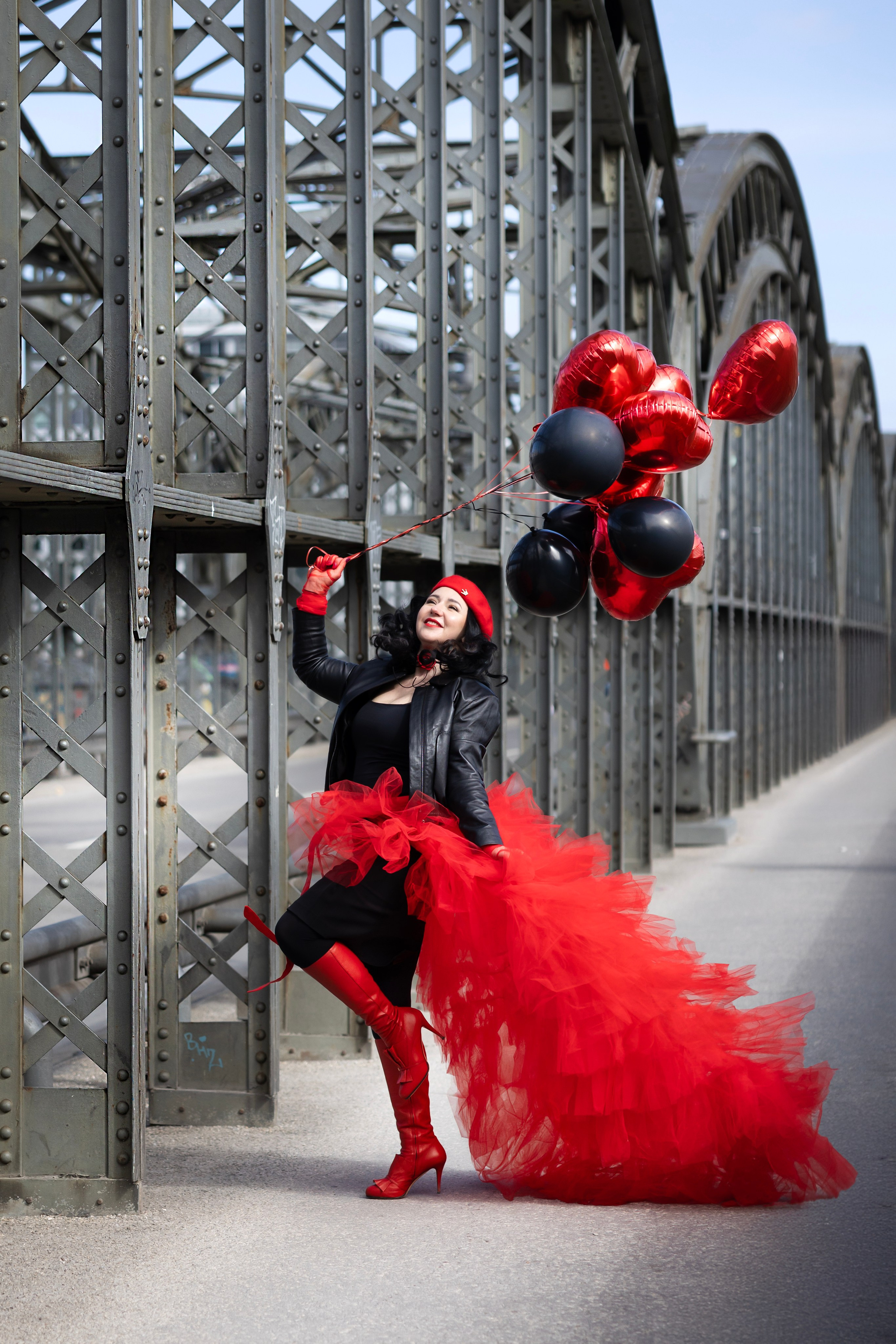 Balloons and red skirt. Photographer in Munich