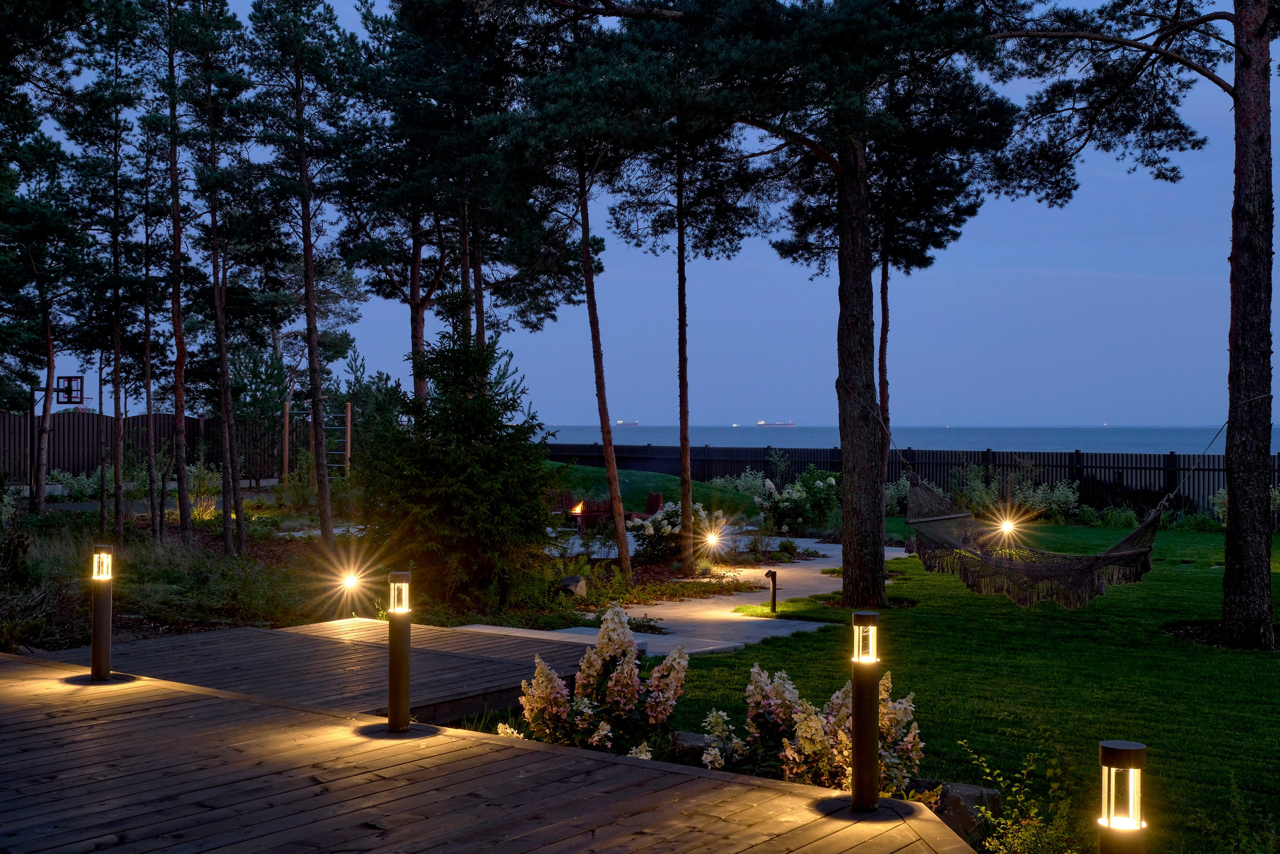 Ландшафтный и интерьерный фотограф Наталья Соловьева. Фотосъемка сада в КП Золотые пески для ландшафтной компании Хвоя | interioto