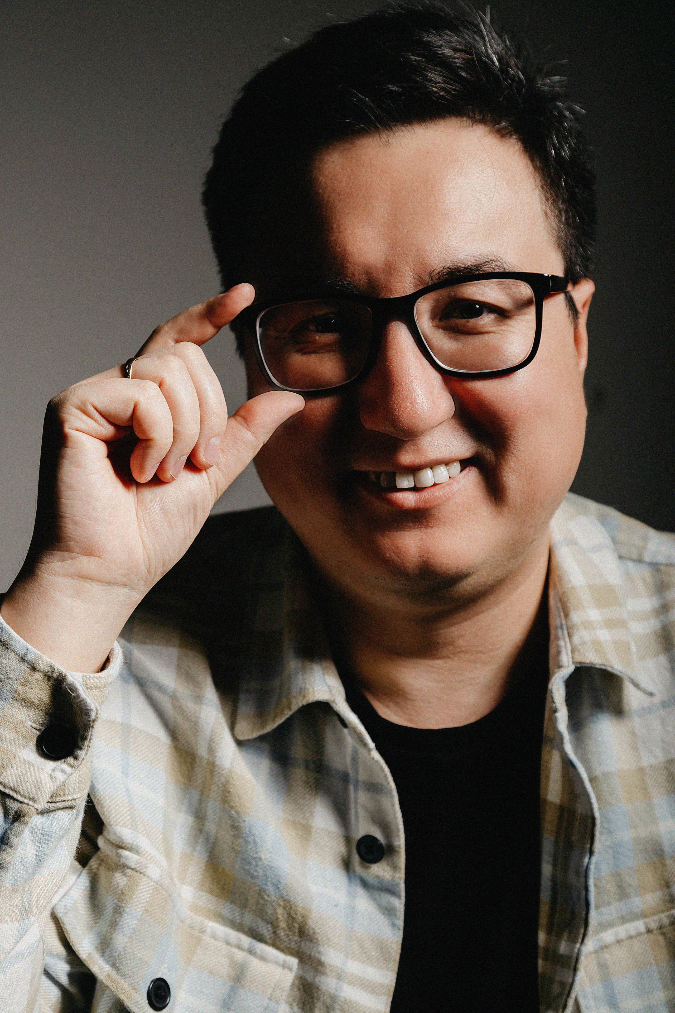 Фотосессия Артура в фотостудии Пространство. Свадебный, семейный и портретный фотограф в Алматы, Костанай