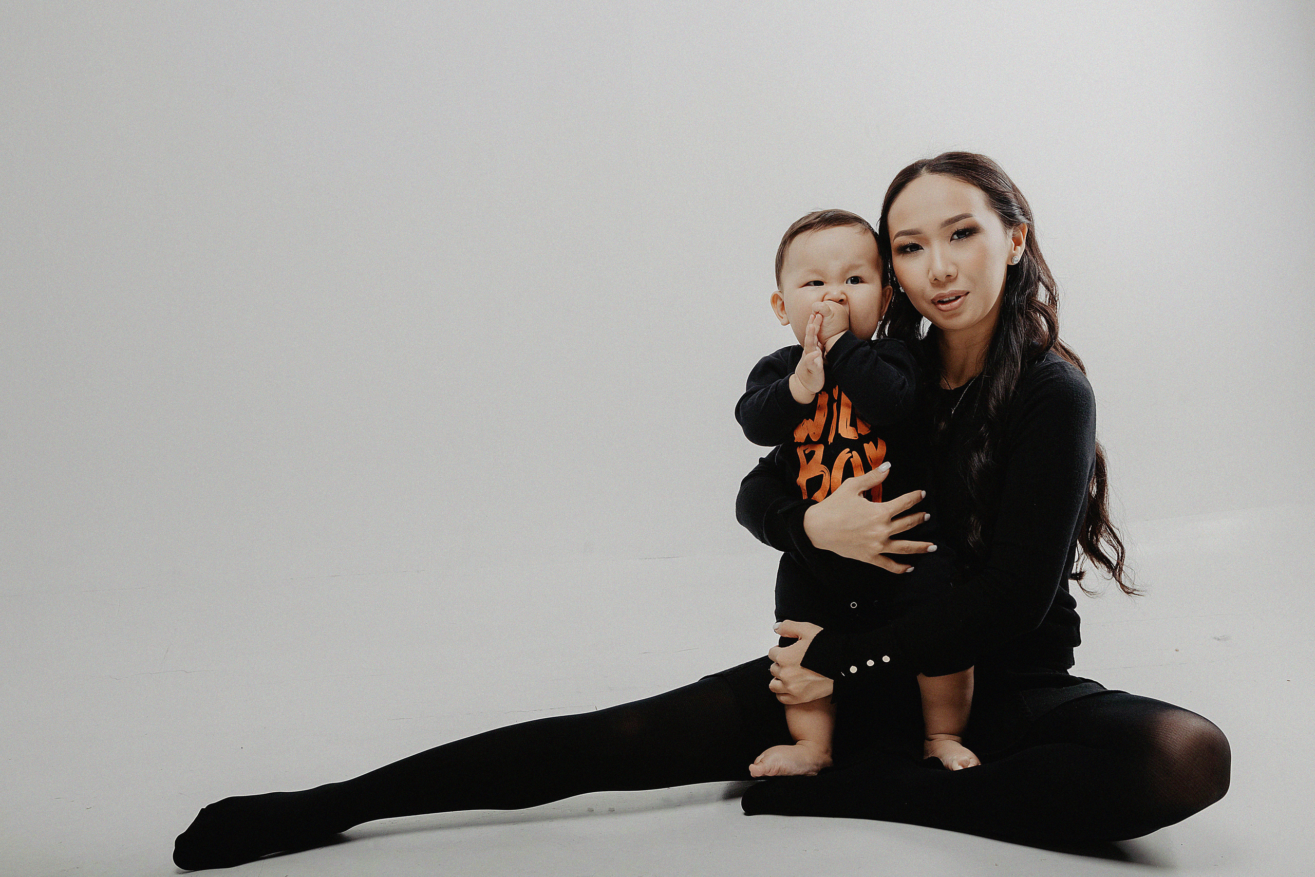 Фотосессия Дамиры и Аланчика в фотостудии Пространство. Свадебный, семейный и портретный фотограф в Алматы, Костанай