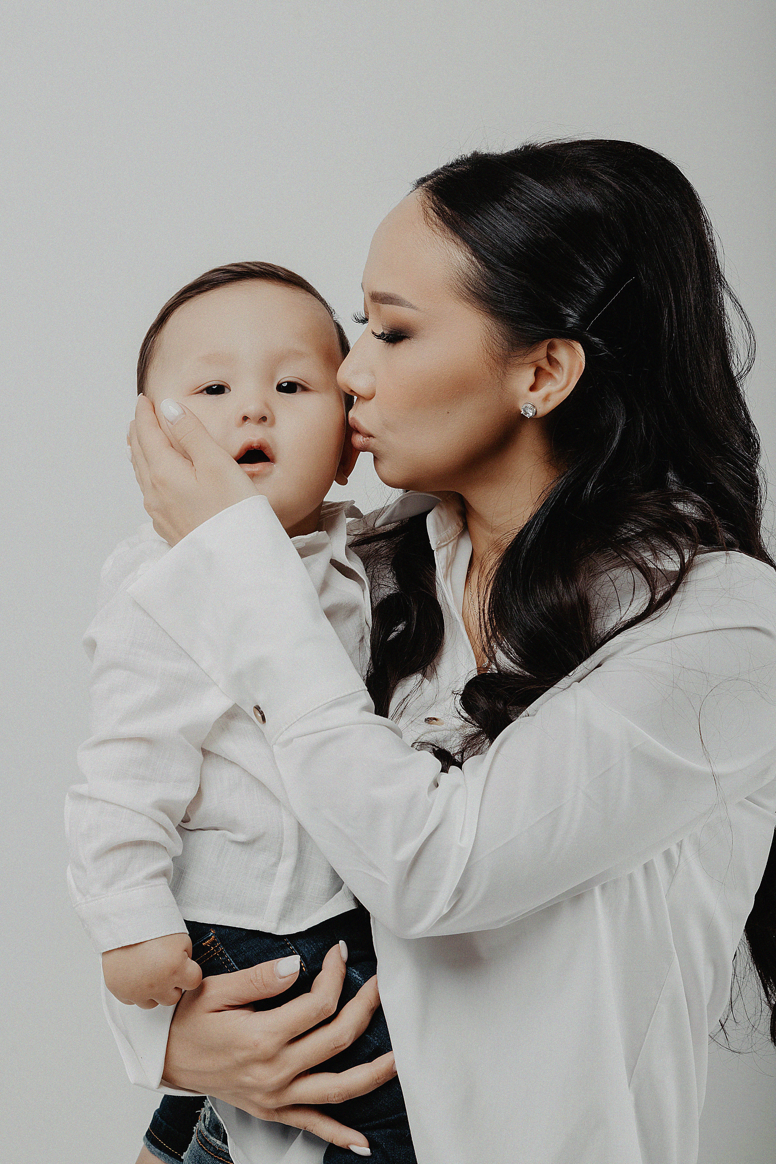 Фотосессия Дамиры и Аланчика в фотостудии Пространство. Свадебный, семейный и портретный фотограф в Алматы, Костанай