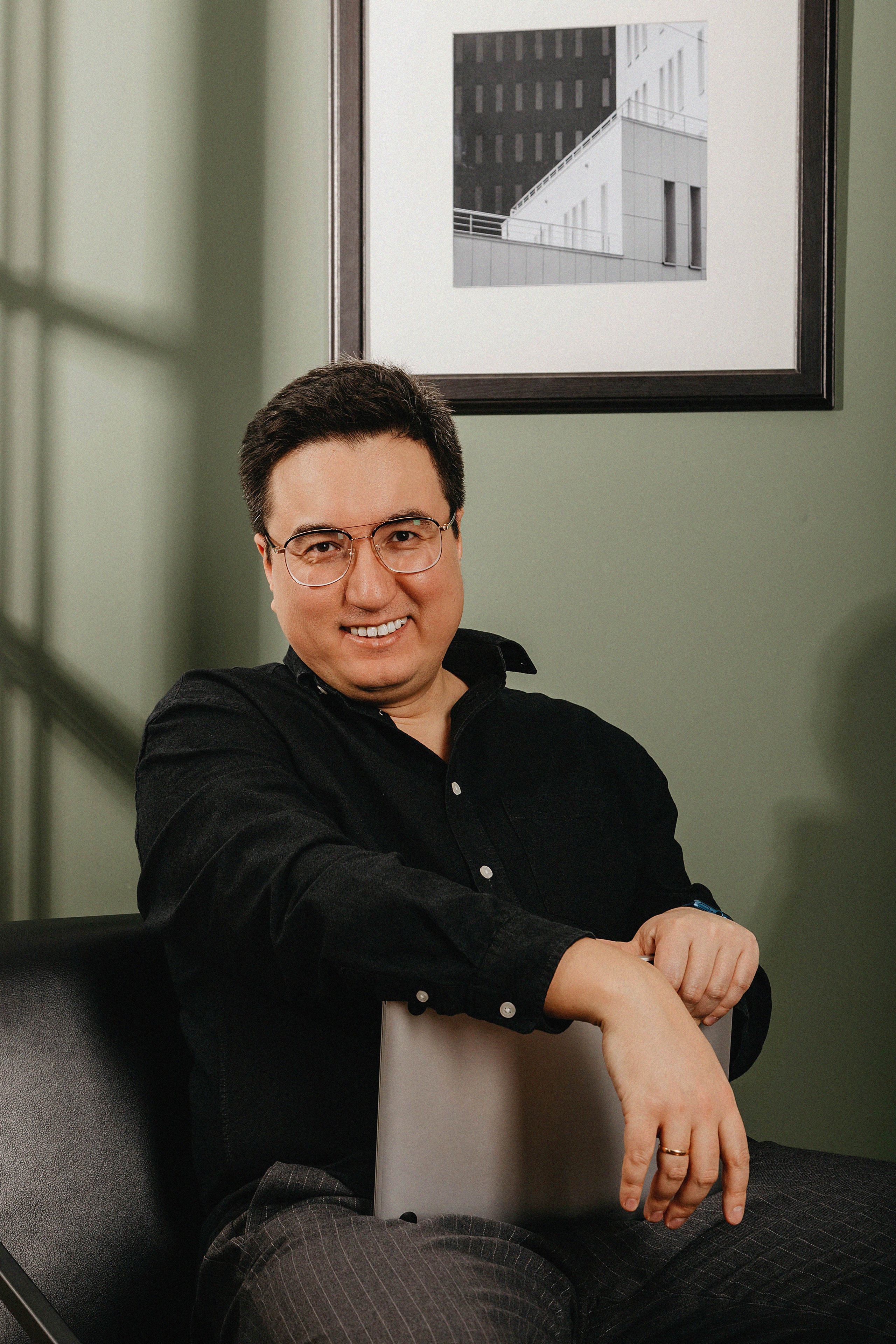 Фотосессия Артура в фотостудии Пространство. Свадебный, семейный и портретный фотограф в Алматы, Костанай