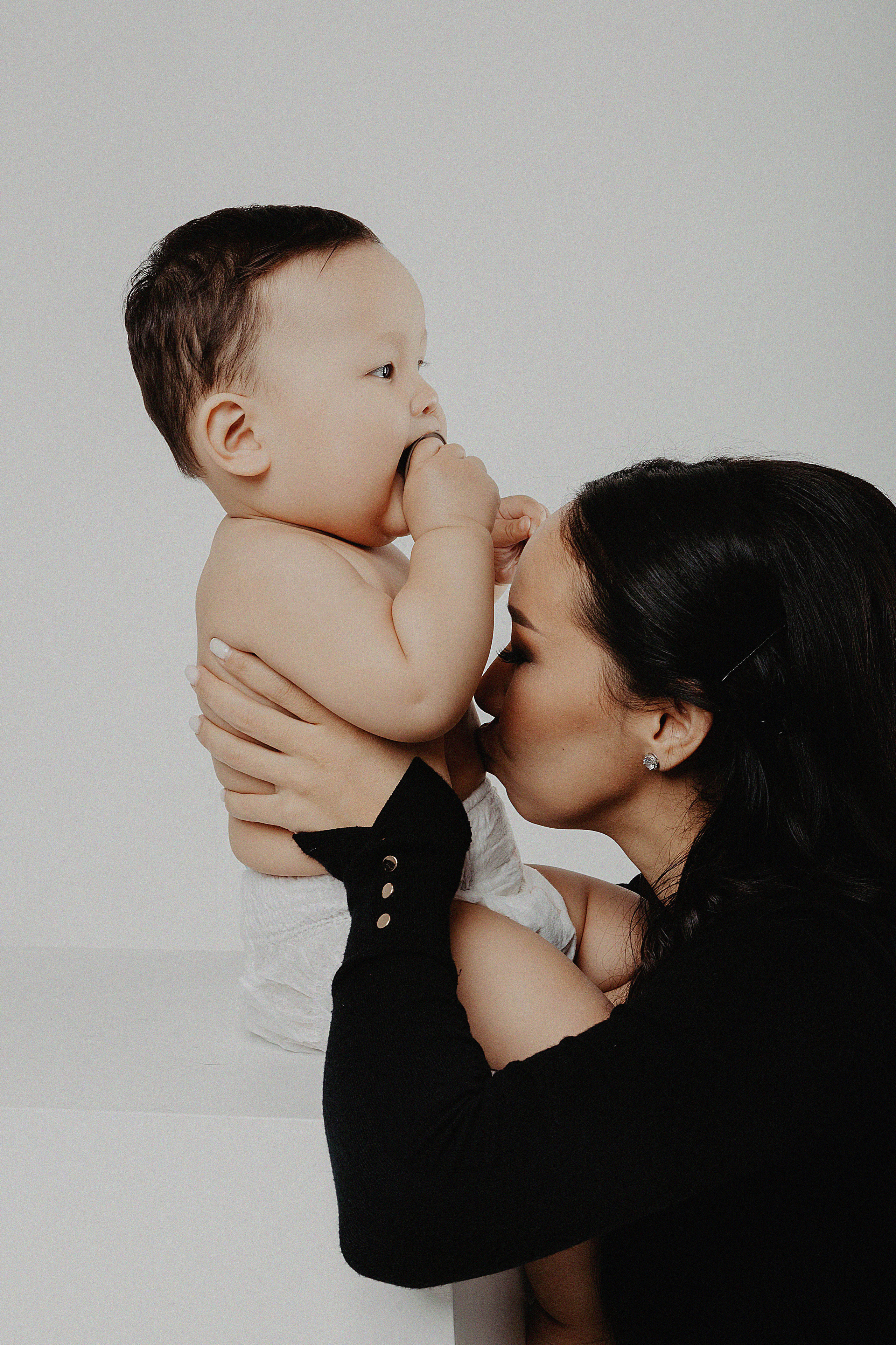 Фотосессия Дамиры и Аланчика в фотостудии Пространство. Свадебный, семейный и портретный фотограф в Алматы, Костанай