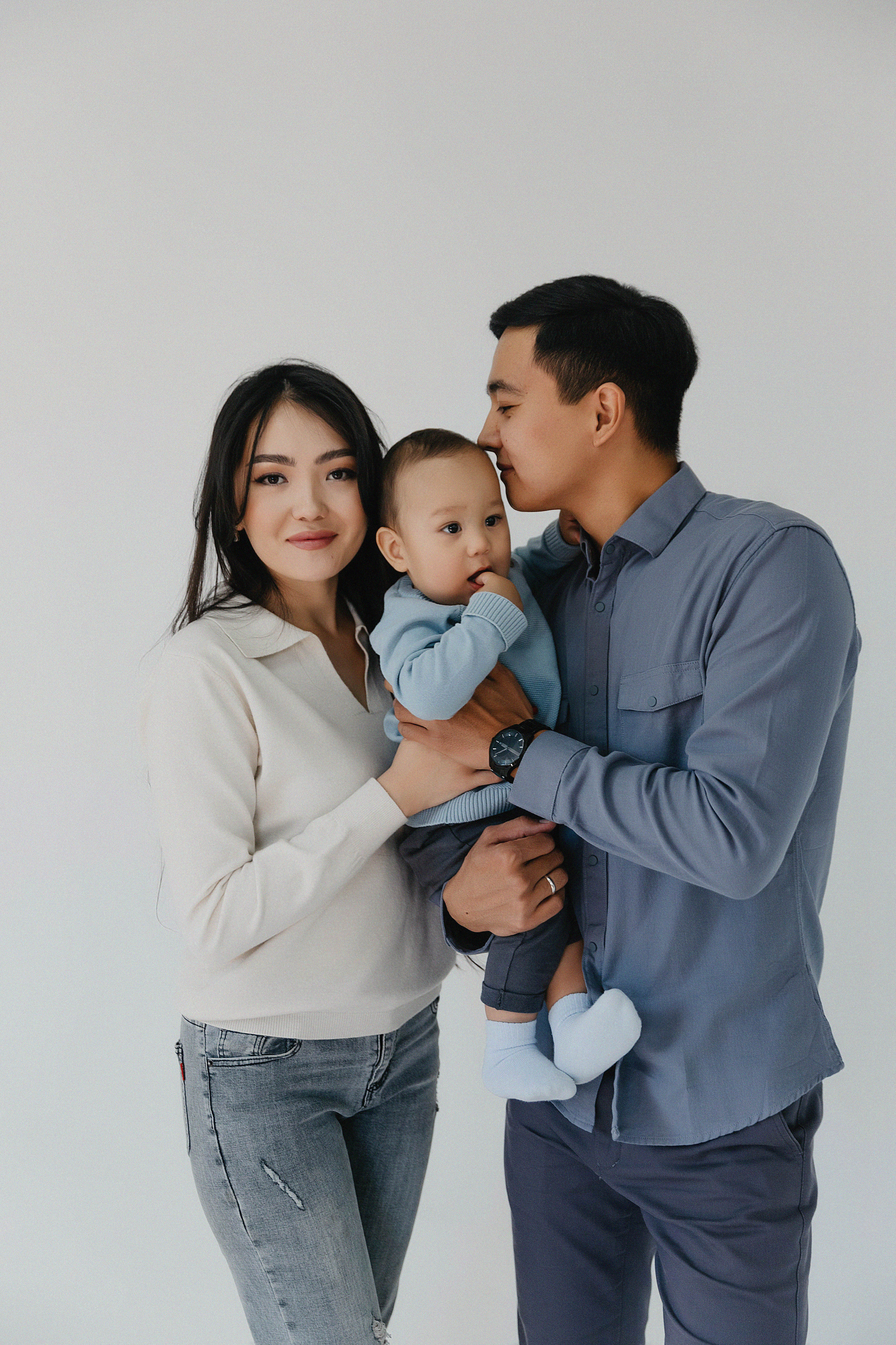 Семейная фотосессия в фотостудии Пространство. Свадебный, семейный и портретный фотограф в Алматы, Костанай