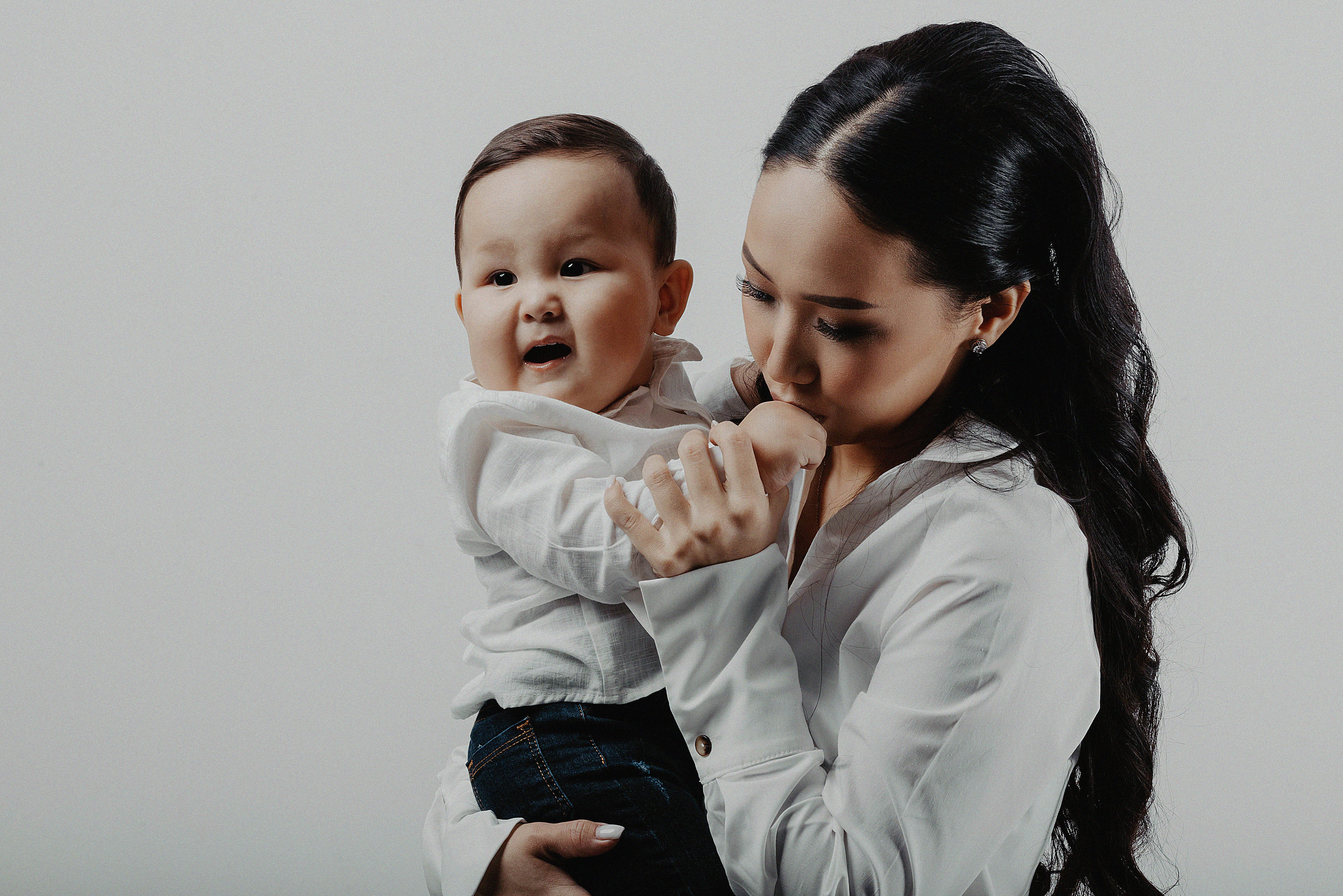 Фотосессия Дамиры и Аланчика в фотостудии Пространство. Свадебный, семейный и портретный фотограф в Алматы, Костанай
