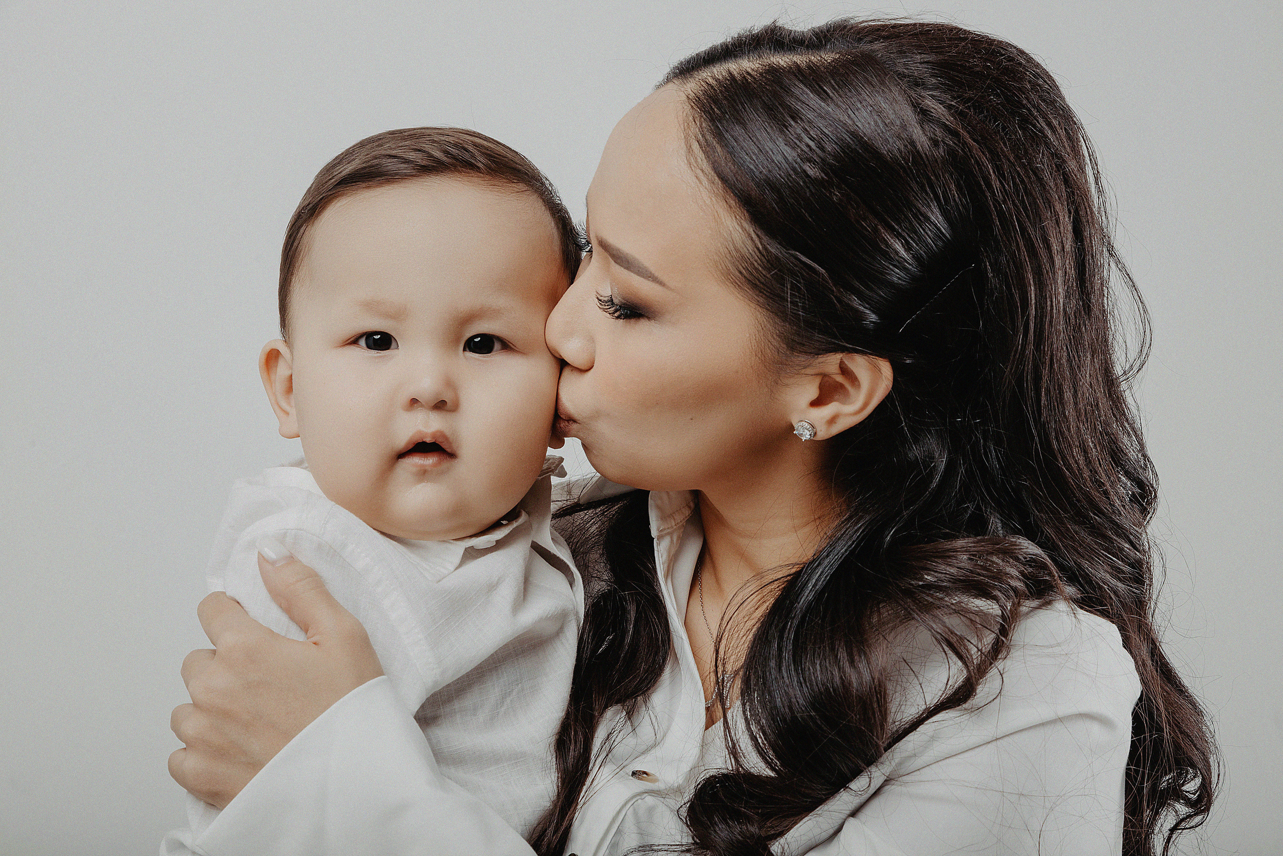 Фотосессия Дамиры и Аланчика в фотостудии Пространство. Свадебный, семейный и портретный фотограф в Алматы, Костанай