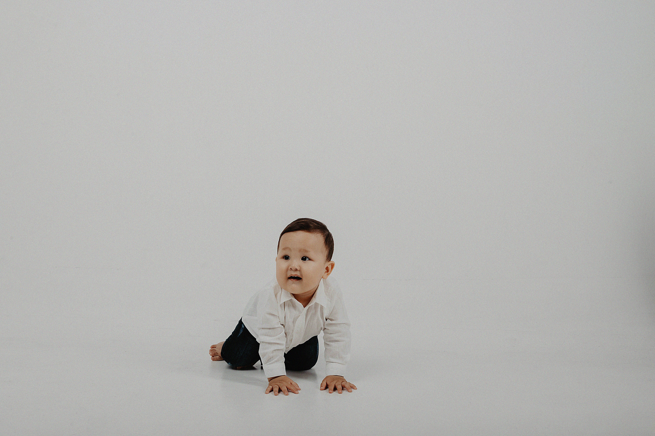 Фотосессия Дамиры и Аланчика в фотостудии Пространство. Свадебный, семейный и портретный фотограф в Алматы, Костанай