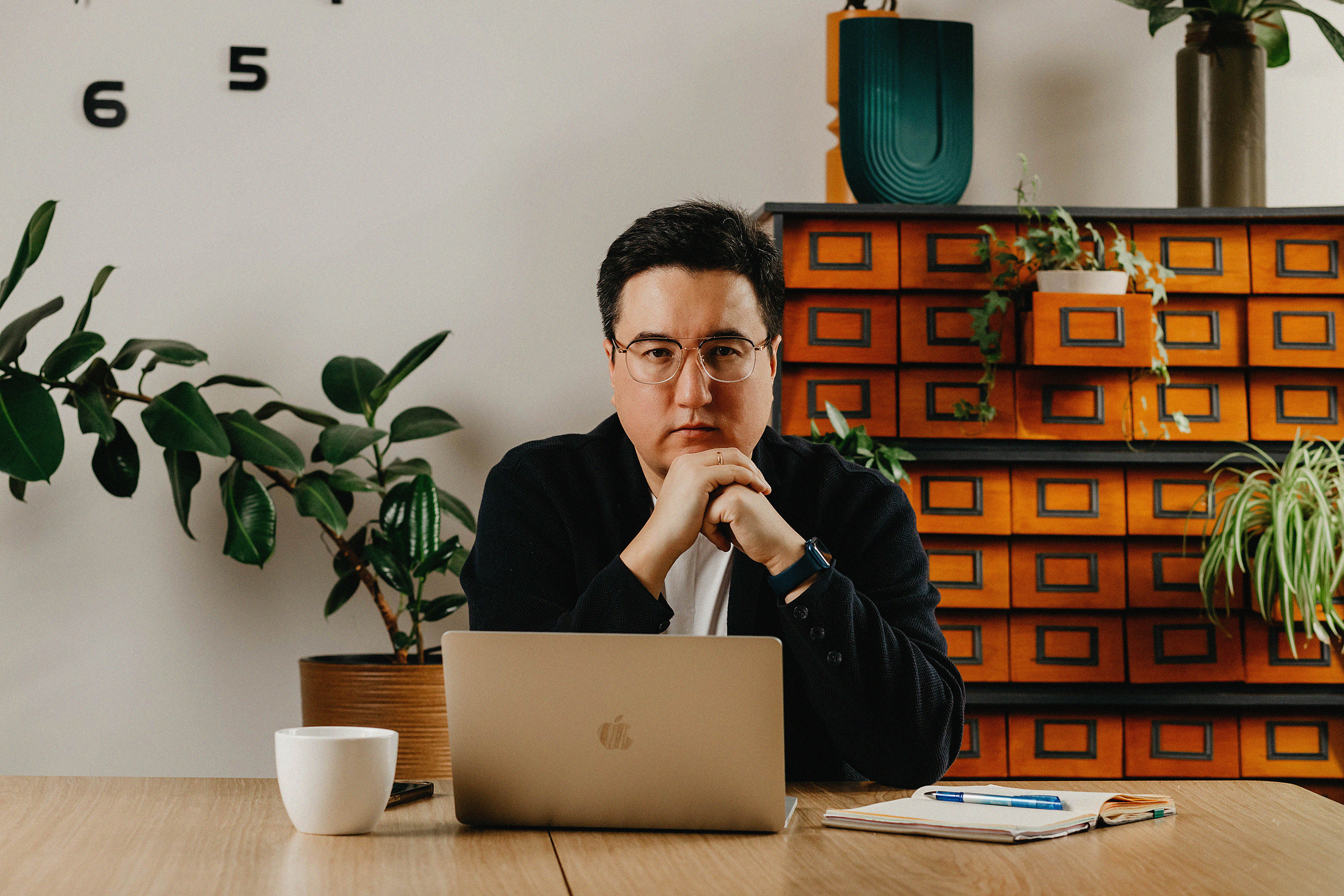 Фотосессия Артура в фотостудии Пространство. Свадебный, семейный и портретный фотограф в Алматы, Костанай