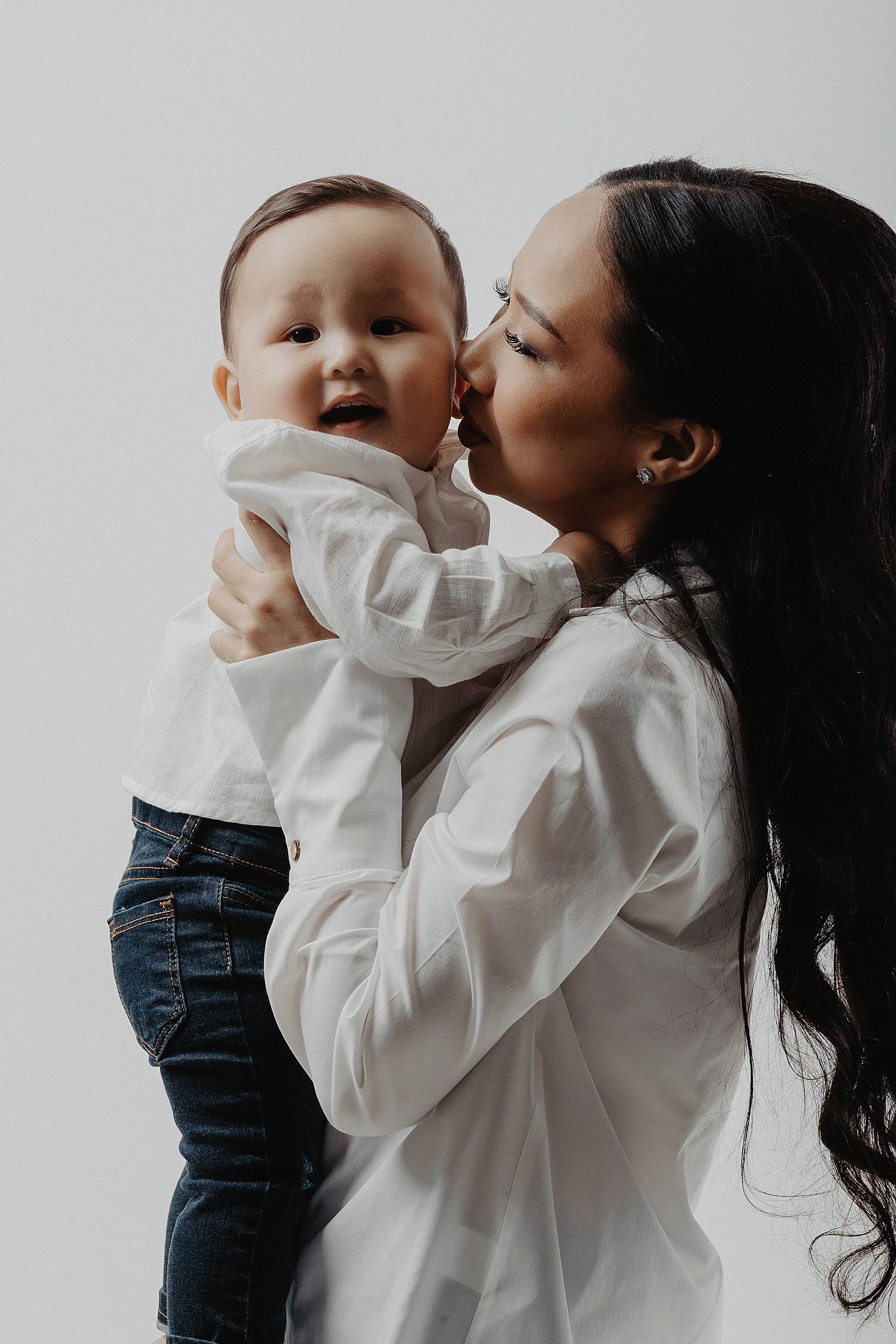 Фотосессия Дамиры и Аланчика в фотостудии Пространство. Свадебный, семейный и портретный фотограф в Алматы, Костанай