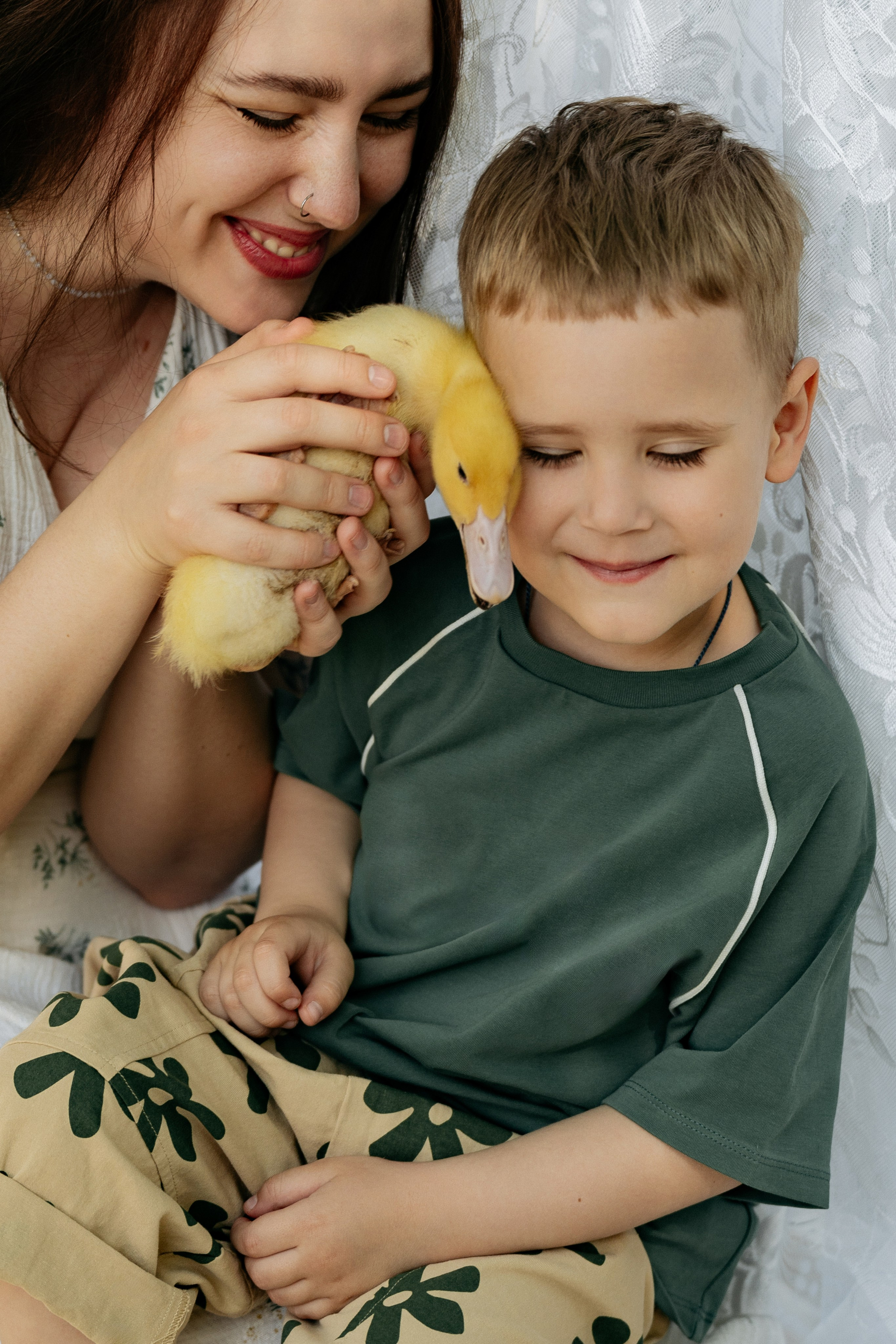 Солнечный день на лугу: мама и малыш играют с утятами в небольшом тазике, фотограф Новороссийск