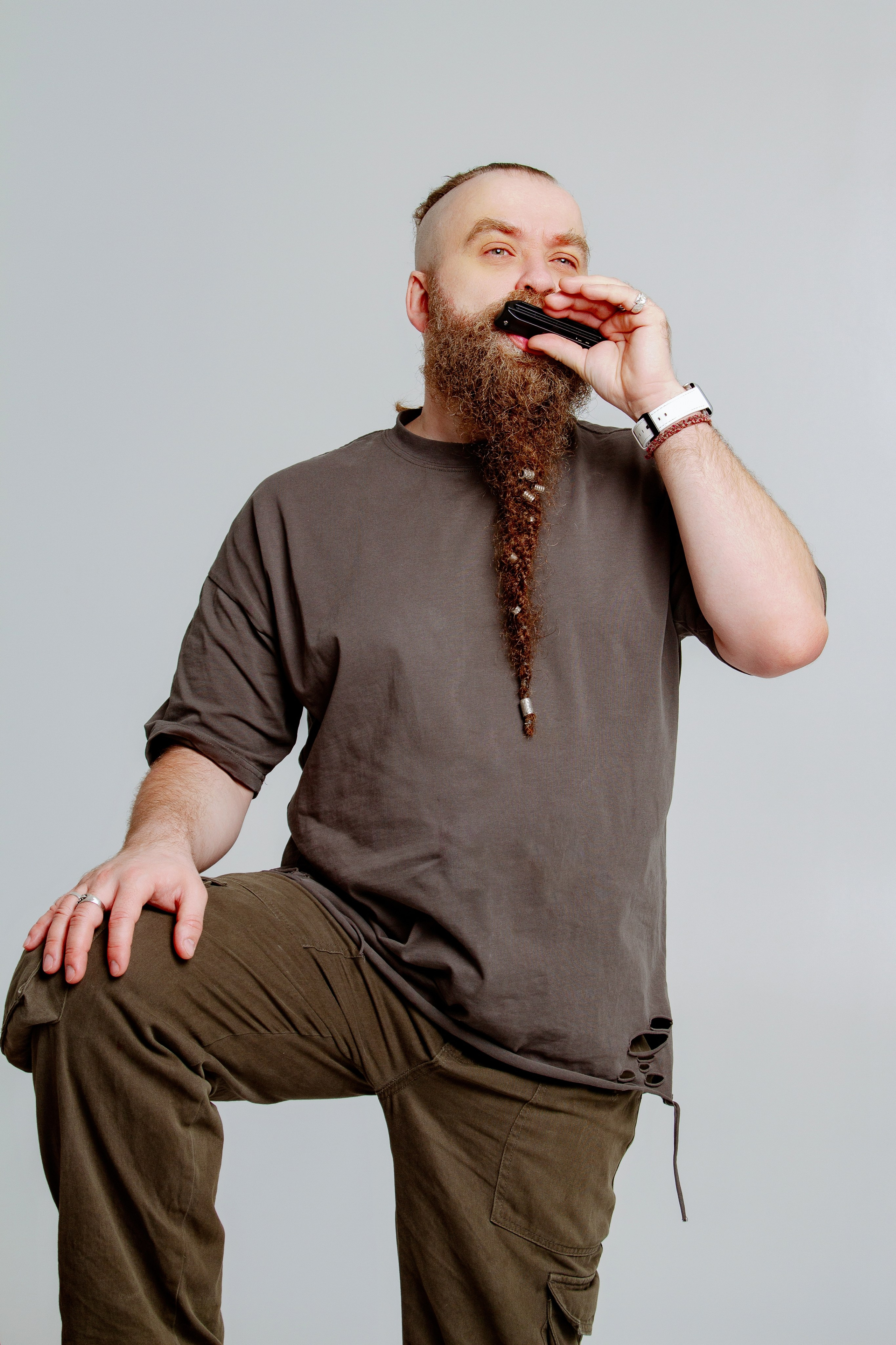 Борис Плотников. Губная гармоника. Мужской портрет, фотосессия для музыканта. Фотограф в Екатеринбурге Пойгина Елена