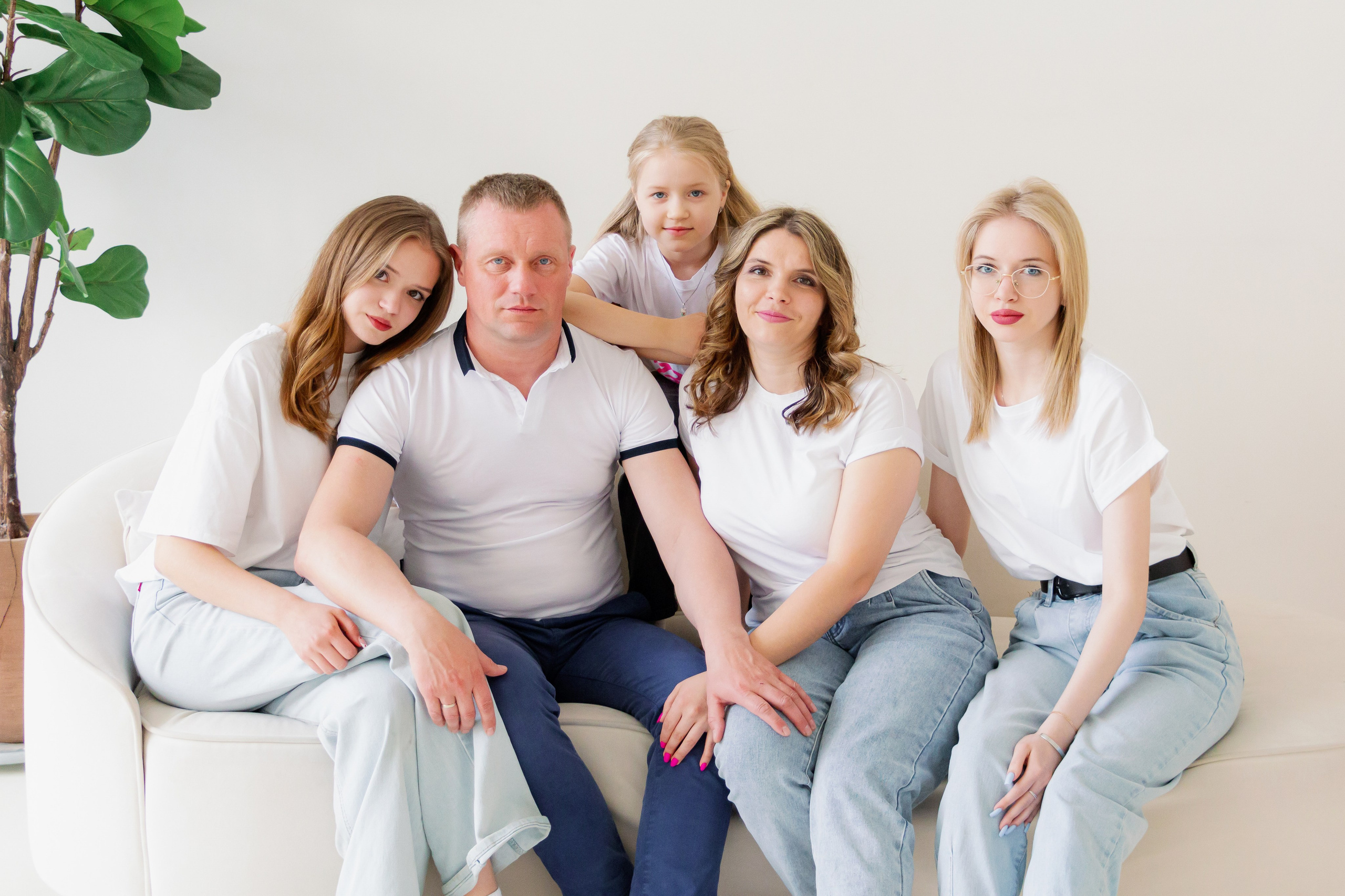 Две сестры. Две семьи. Одна любовь. Семейная фотосессия в студии, Екатеринбург. Фотограф в Екатеринбурге Пойгина Елена