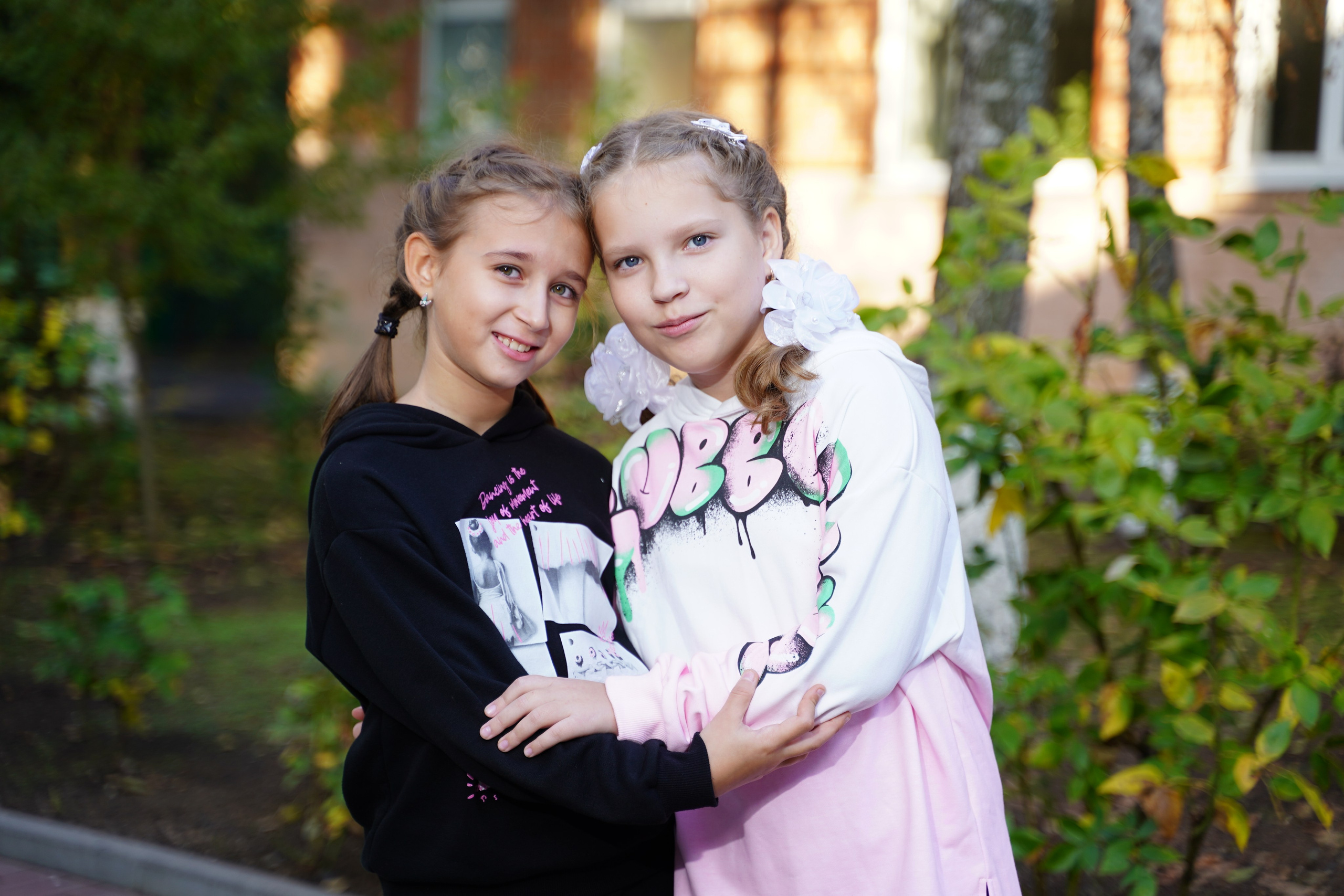 Фото с другом. MEMENTO.Выпускные альбомы, школьные, юбилейные и другие книги. Ростов-на-Дону