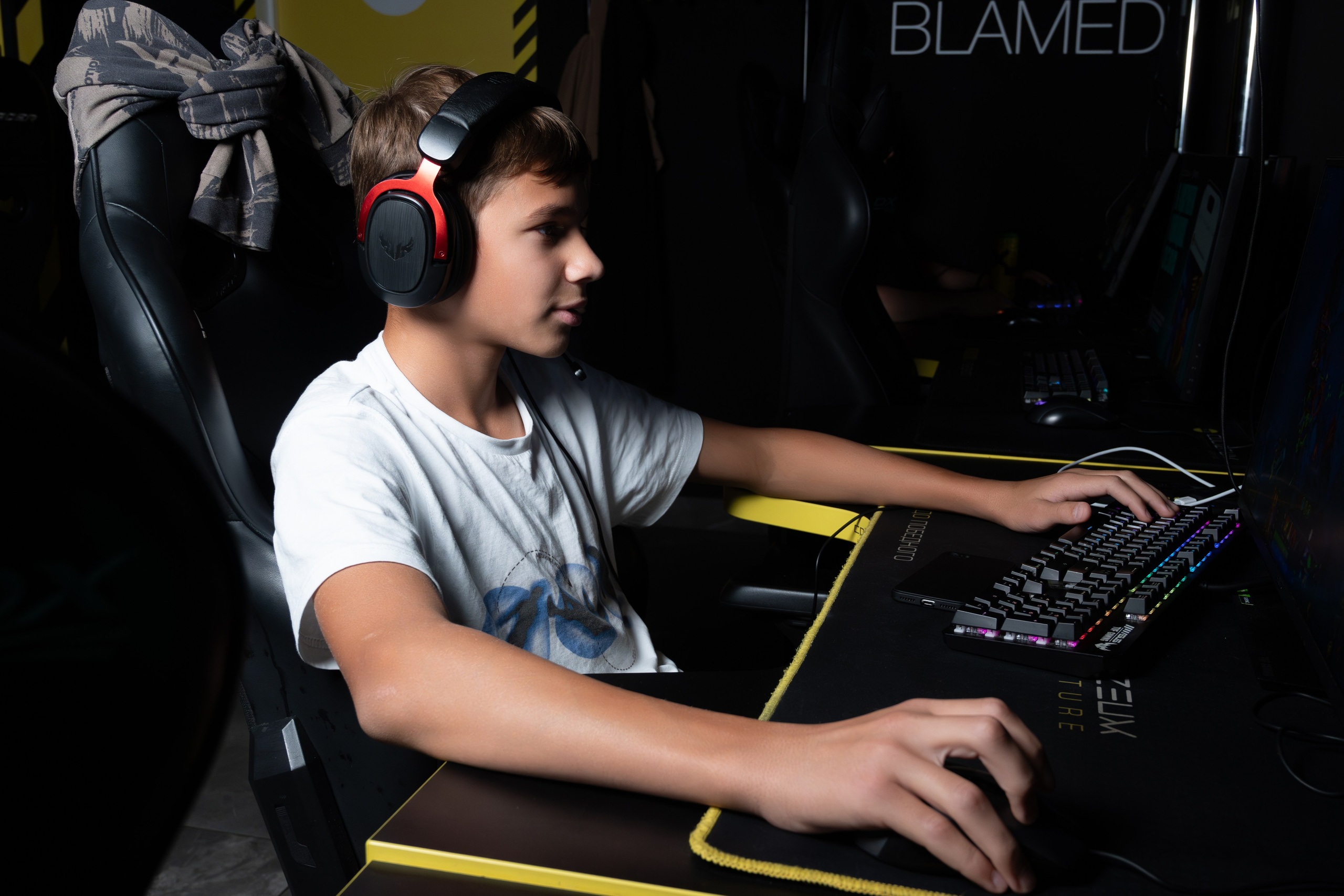 Репортаж в киберспортивном клубе Kolizeum. Фотограф мероприятий в Москве