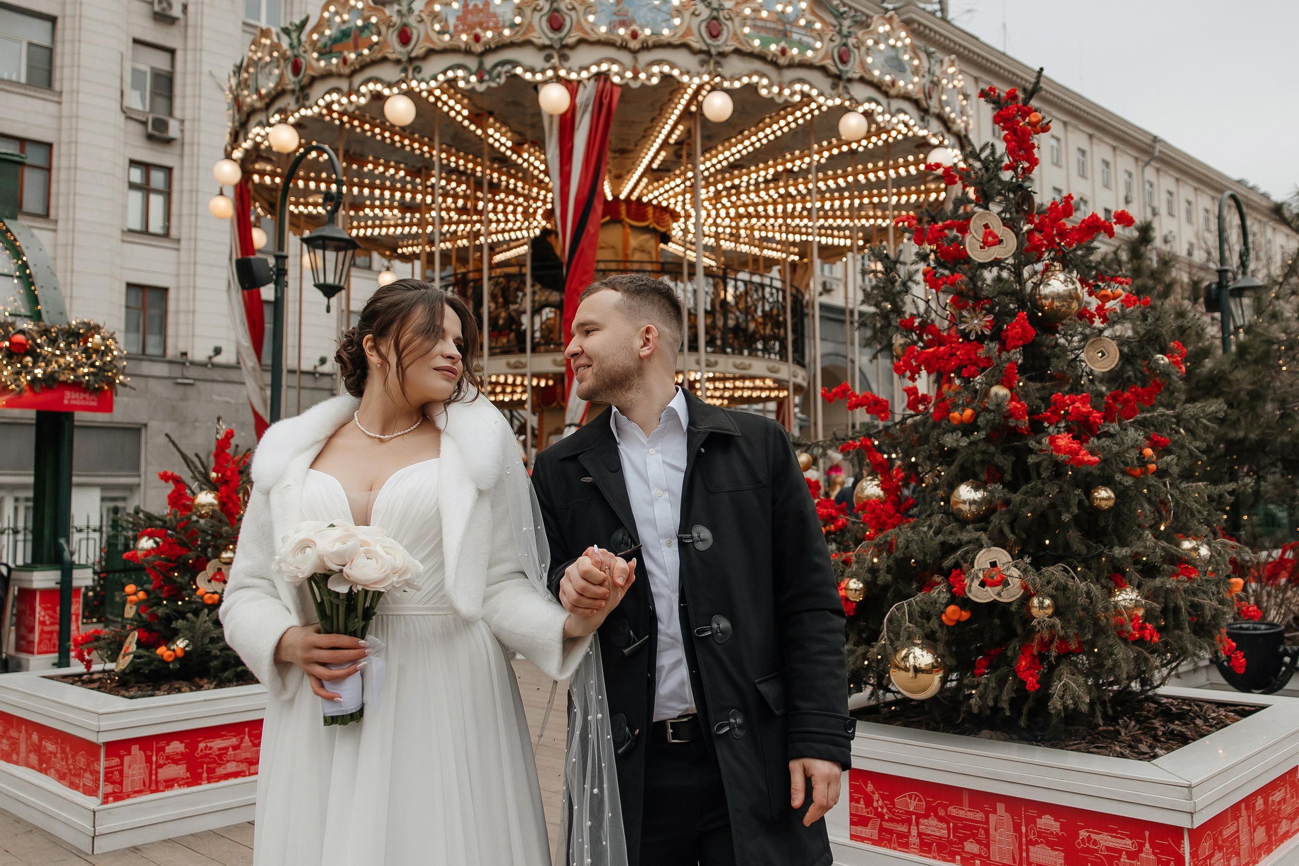 Свадебная фотосессия на Новогодней карусели на ярмарке в Москве