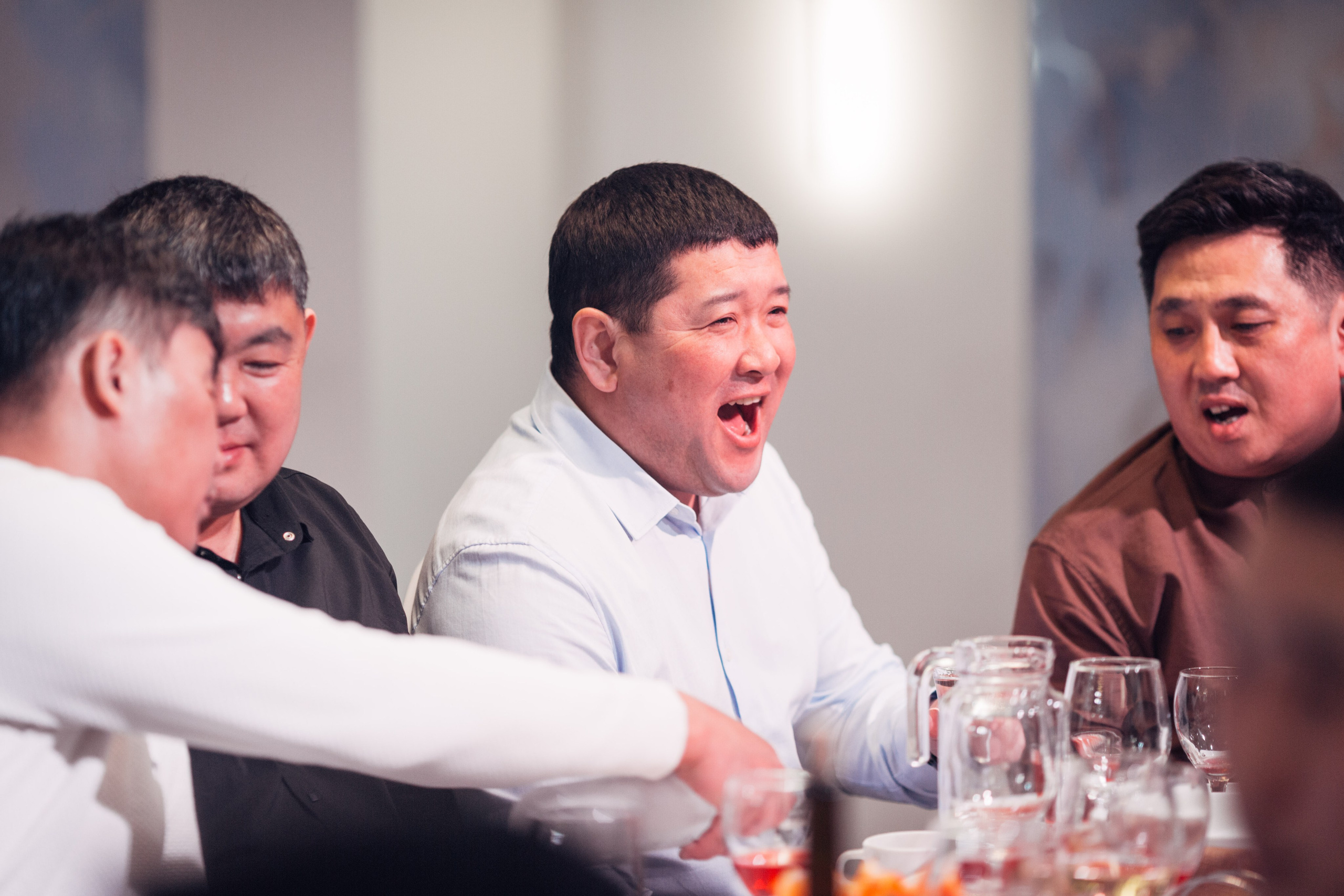 День рождения Любови в ресторане «Бурятия» — фотоотчёт праздника. Репортажный фотограф на дни рождения и юбилеи в Улан-Удэ — Алексей Раднаев