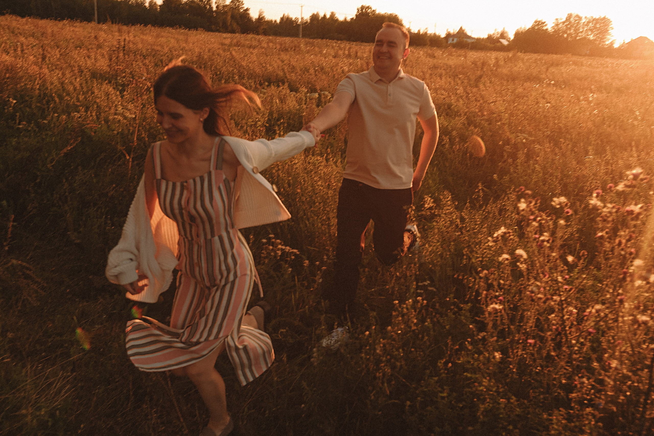 Поле love story на закате. Семейный фотограф Тюмень, фотограф на роды Салмина Мария