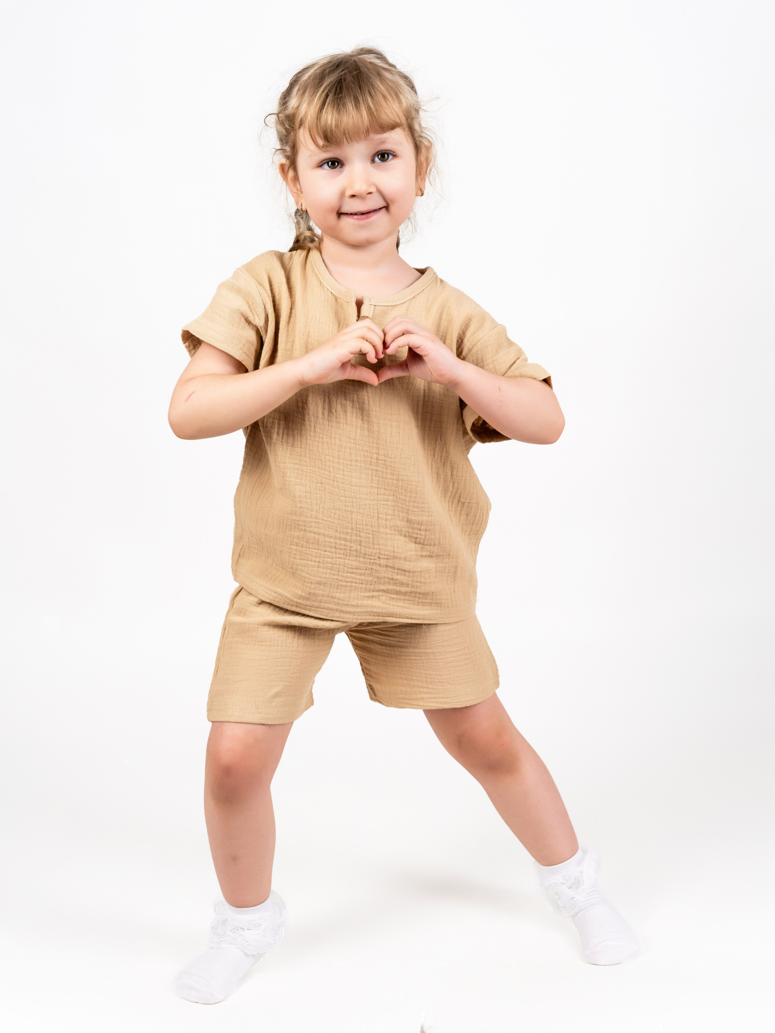 Фотосъемка летних детских комплектов одежды из муслима. Олейник Денис — предметный фотограф, фотограф для маркетплейсов в Казани