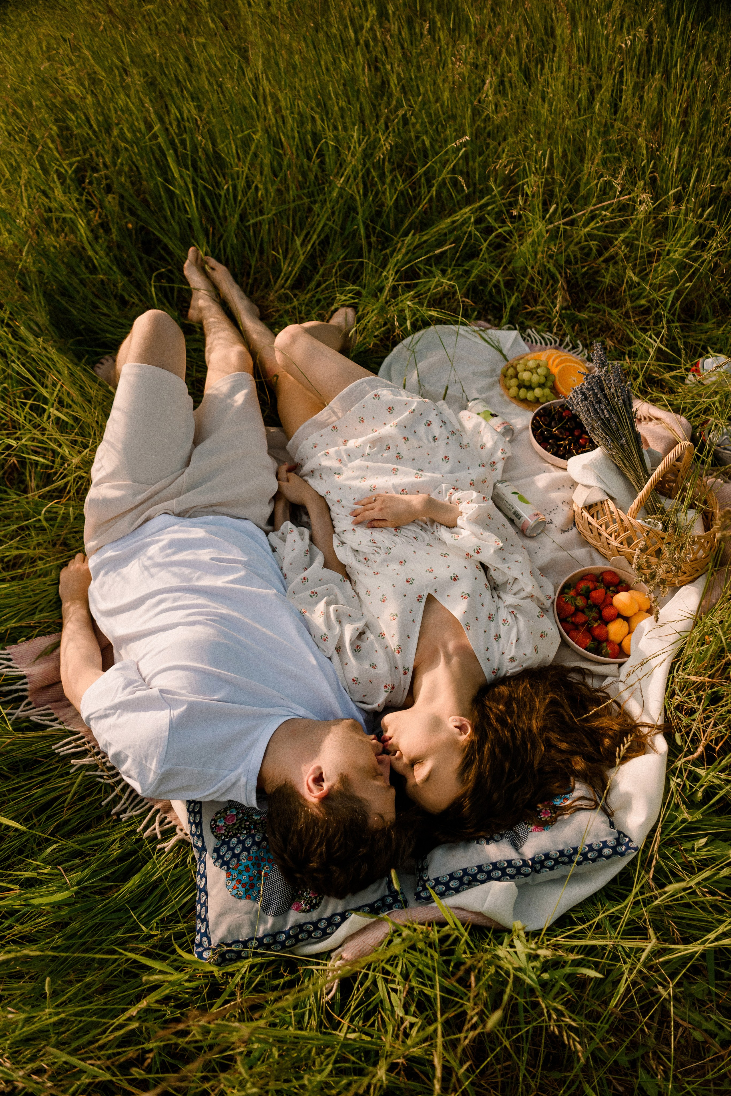Лиза и Лёша в поле. Свадебный фотограф в Санкт-Петербурге София Шубик