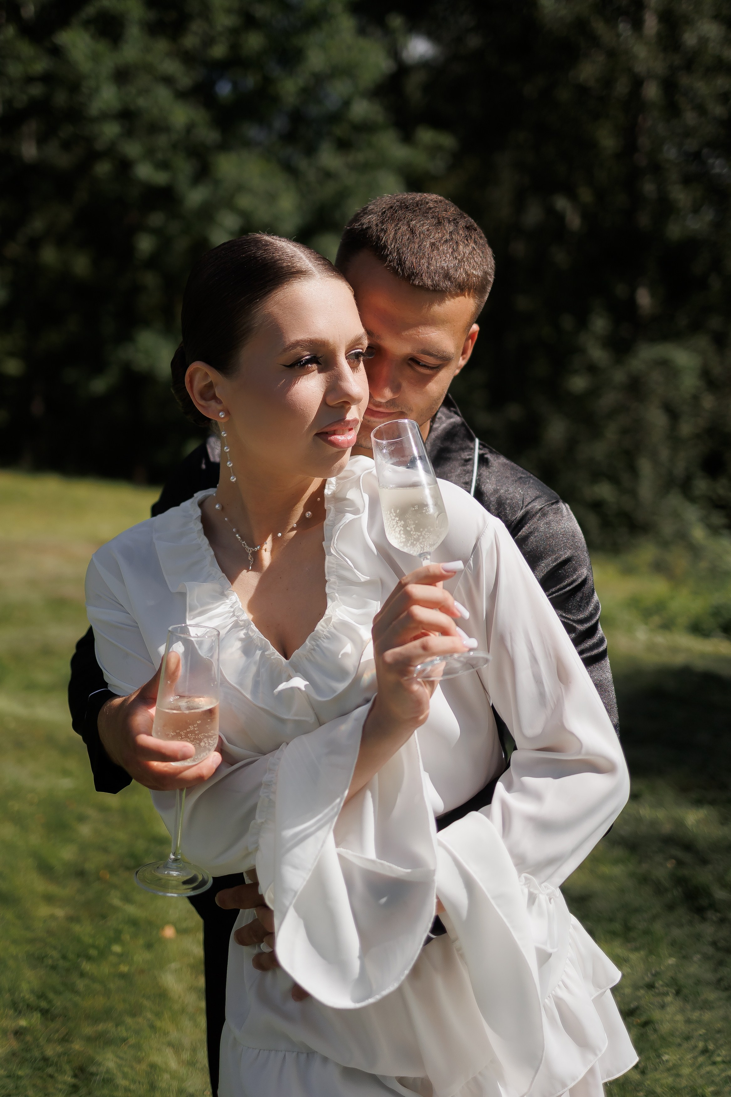 Жених обнимает невесту перед свадьбой