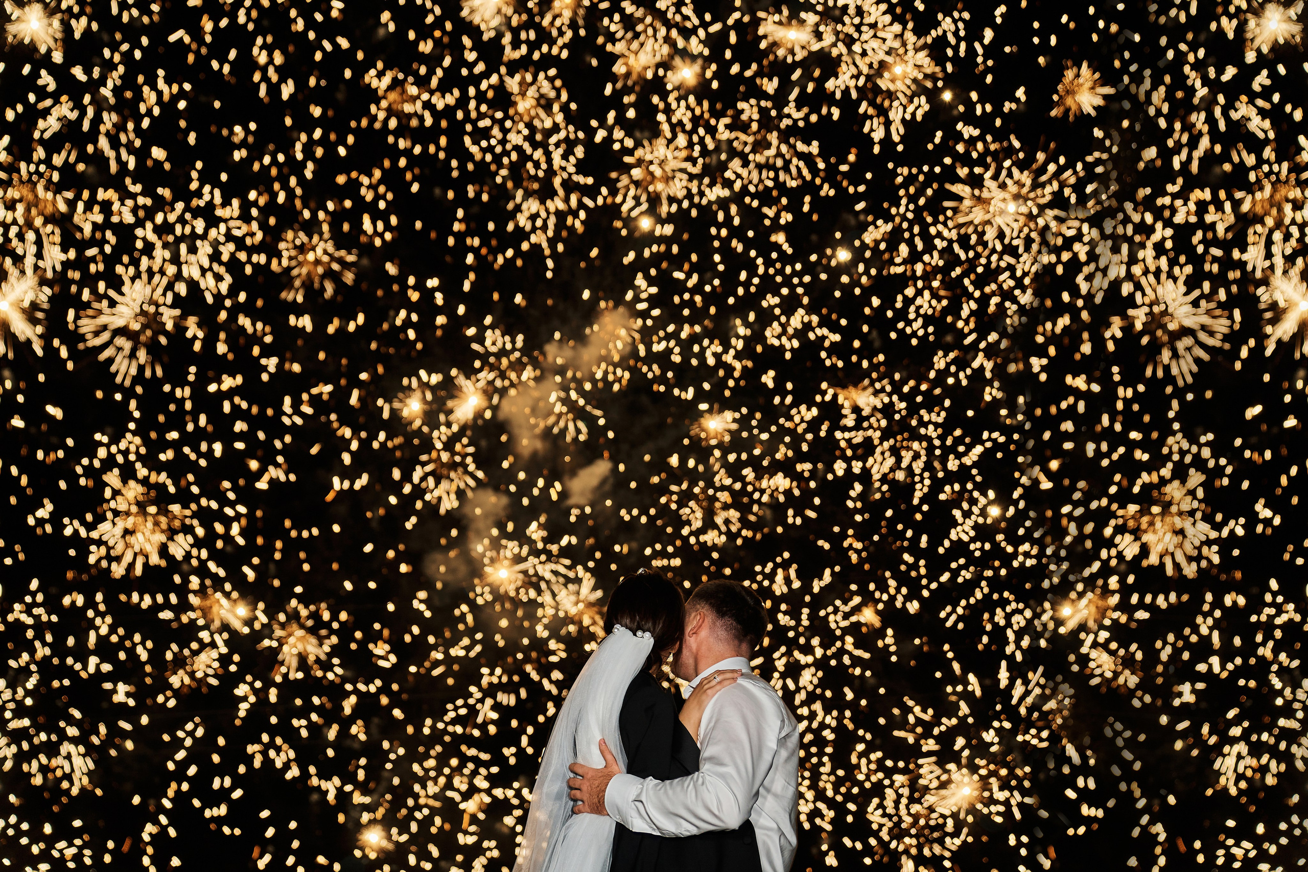 Свадебный салют, молодые на фоне салюта