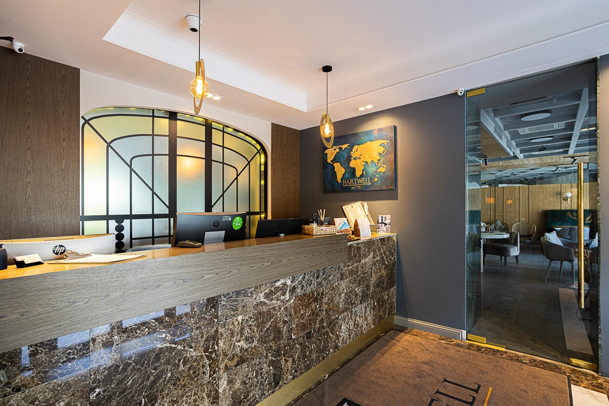 Свадебные сборы и фотосессия в отеле Hartwell Hotel. Свадебный фотограф Москва — Сергей и Татьяна