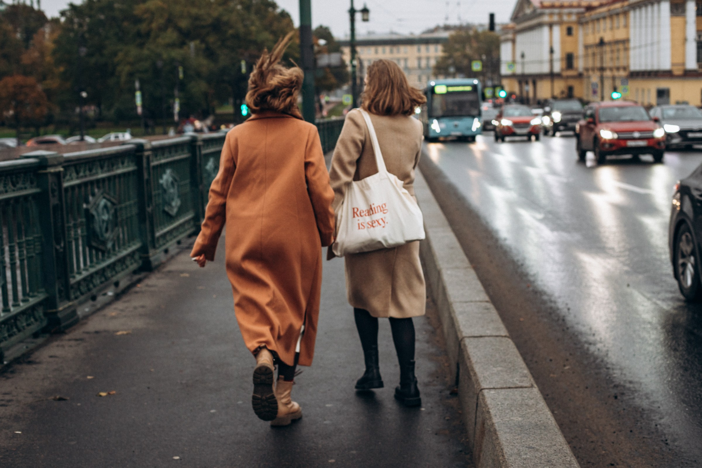 Сестры Саша и Полина в октябре. Фотопрогулка в Петербурге. Индивидуальный и семейный фотограф в Санкт-Петербурге