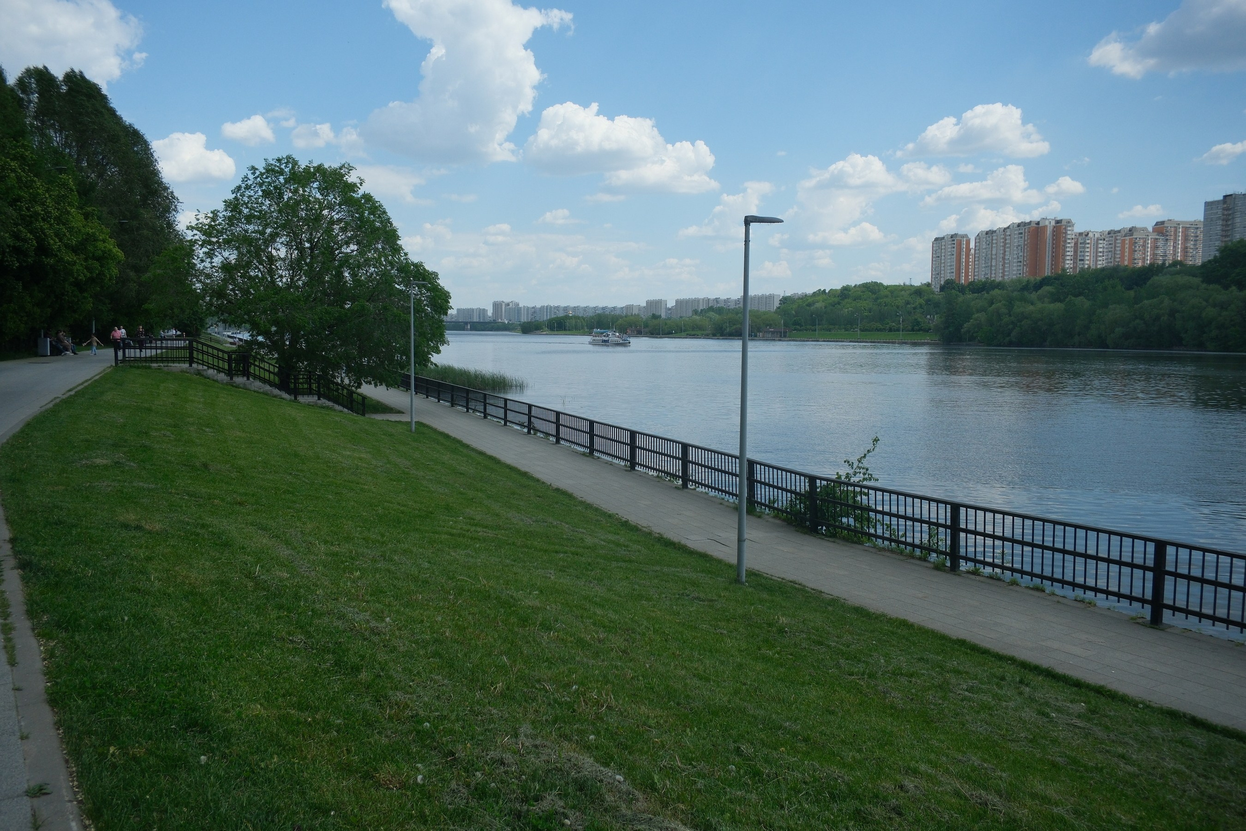 Парк 850 лет Москве. Снято на Voigtlander 18/2,8 Color-scopar. Улица, люди, жизнь…