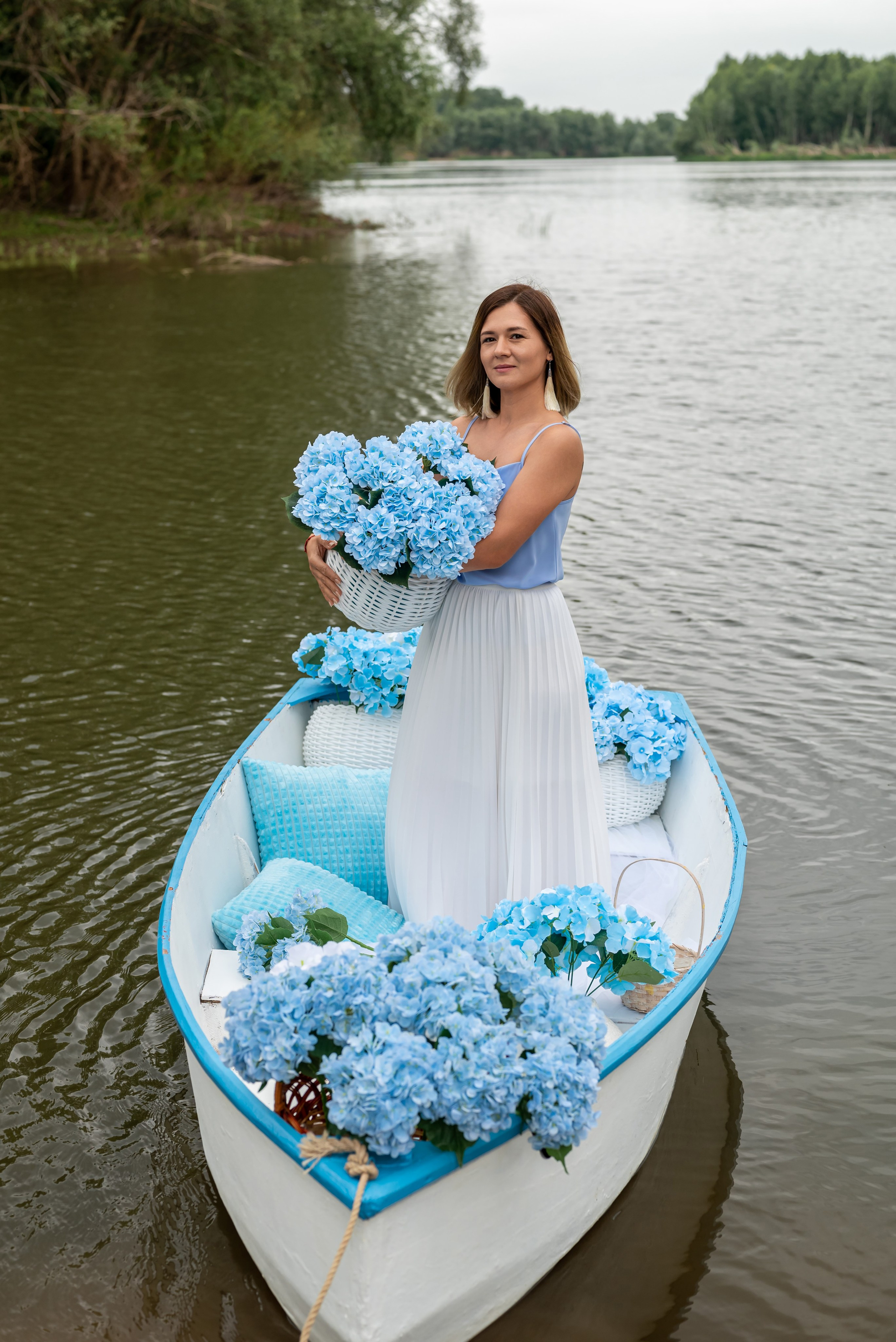 Фотопроект на лодке с голубыми гортензиями. Фотограф в городе Салават