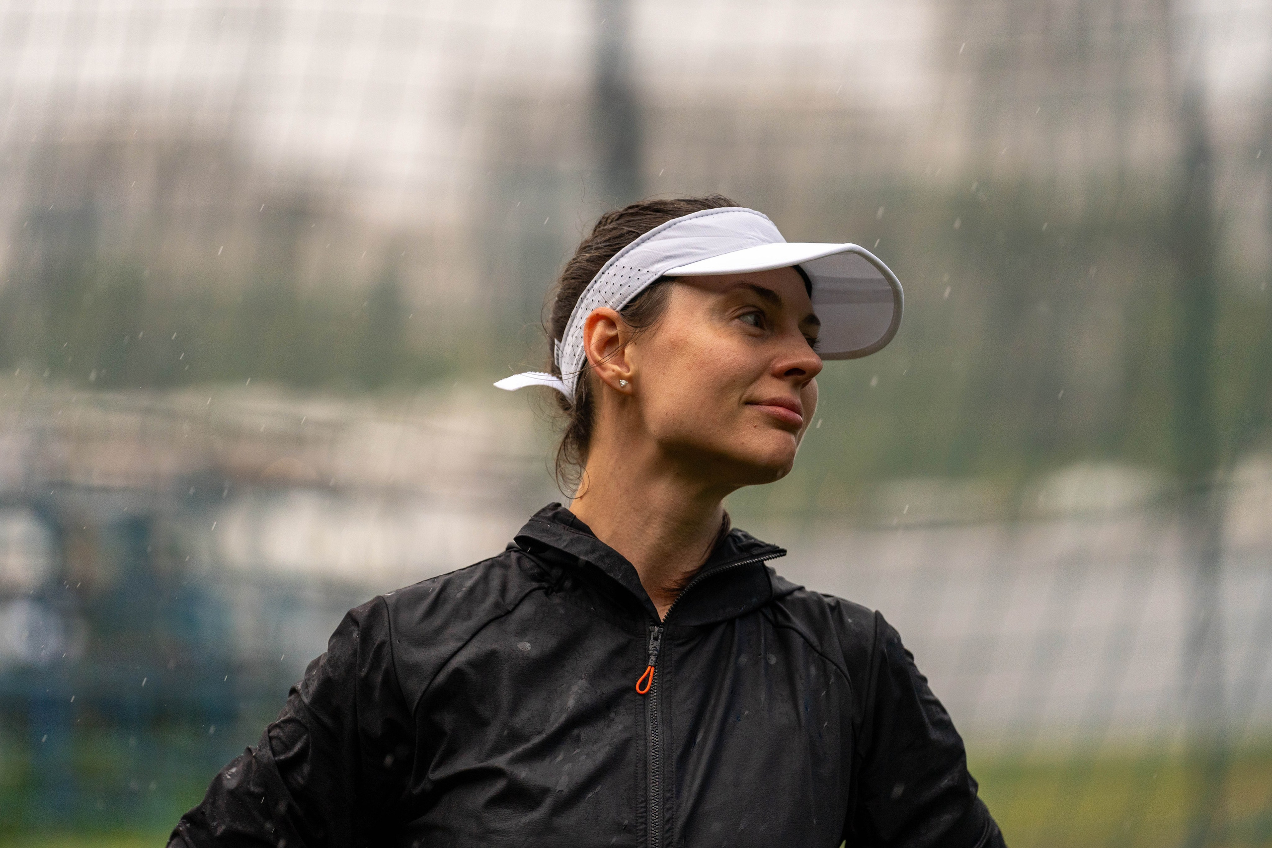 Участница пробежки «5 вёрст» на Елагином острове под дождём