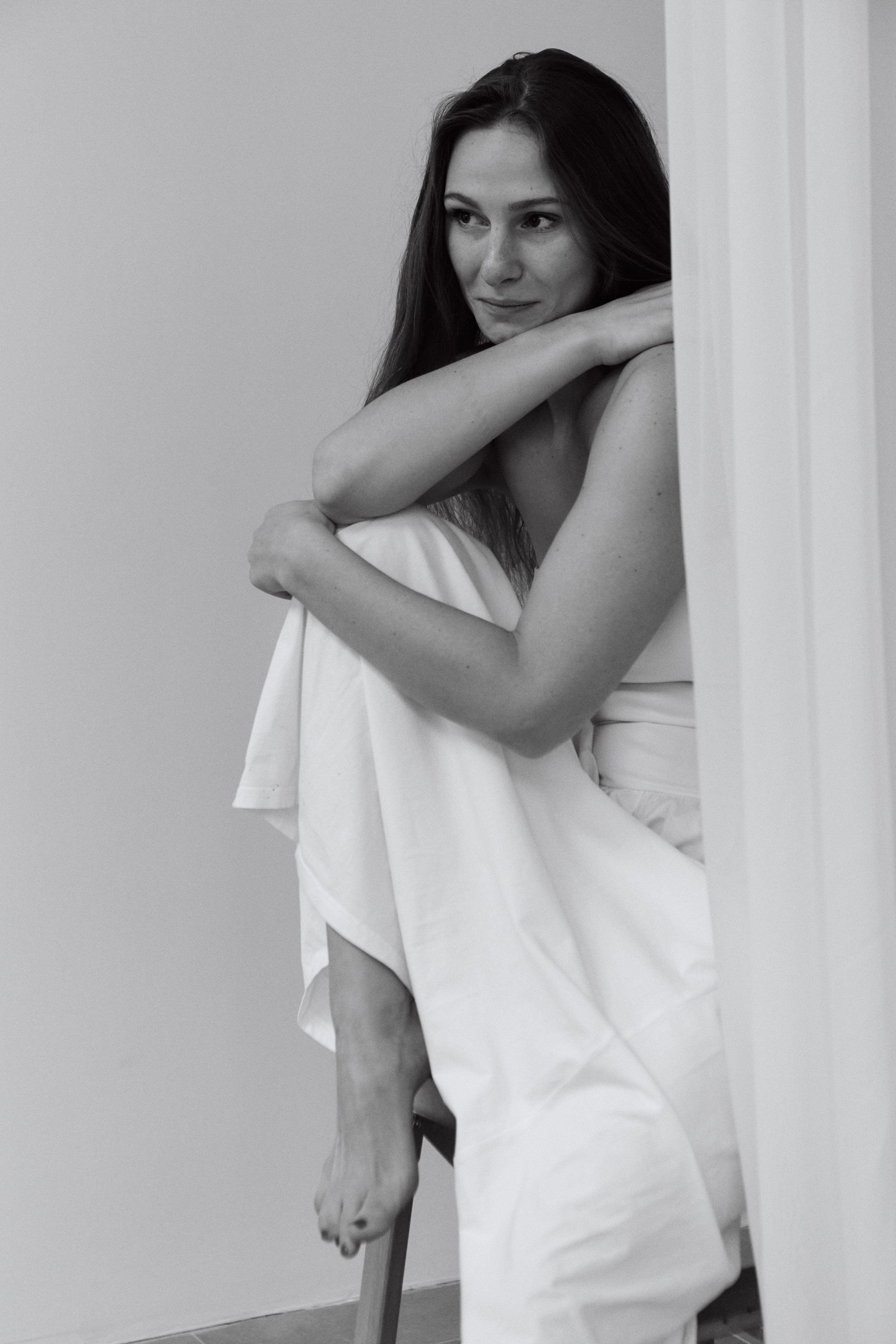 нежная и минималистичная женская фотосессия в студии в Москве