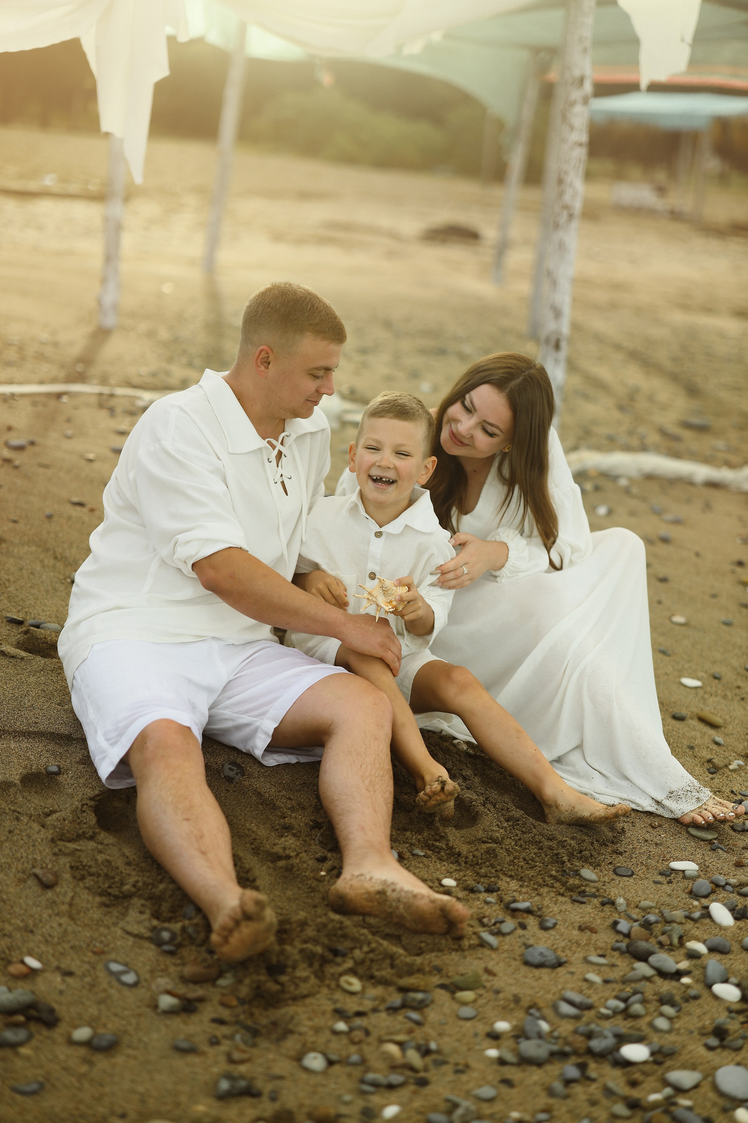 Семейная фотосессия на пляже в Сухуме. Свадебный и семейный фотограф в Абхазии Жанна Соснина