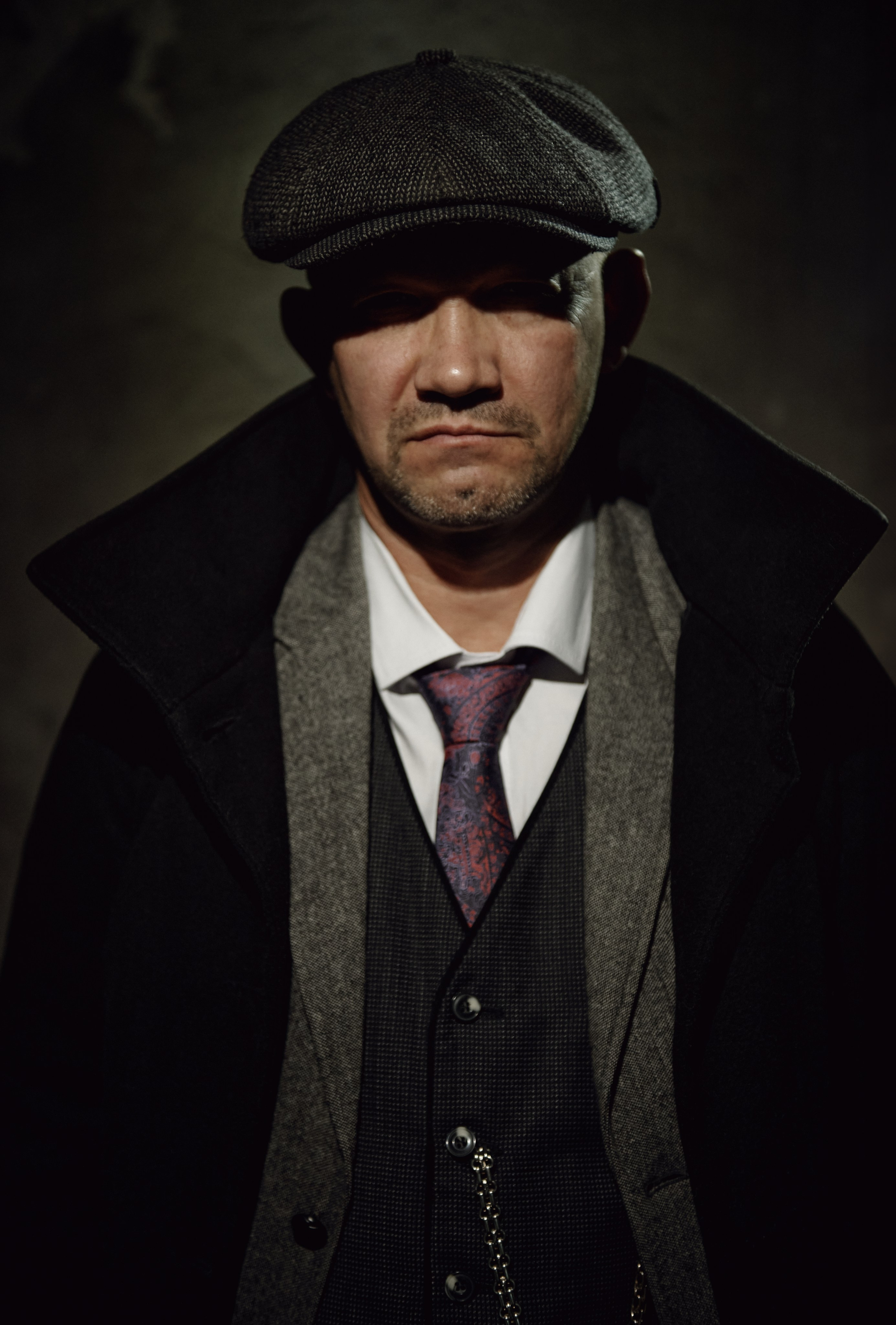 Портрет мужчины в стиле сериала "ОСТРЫЕ КОЗЫРЬКИ"