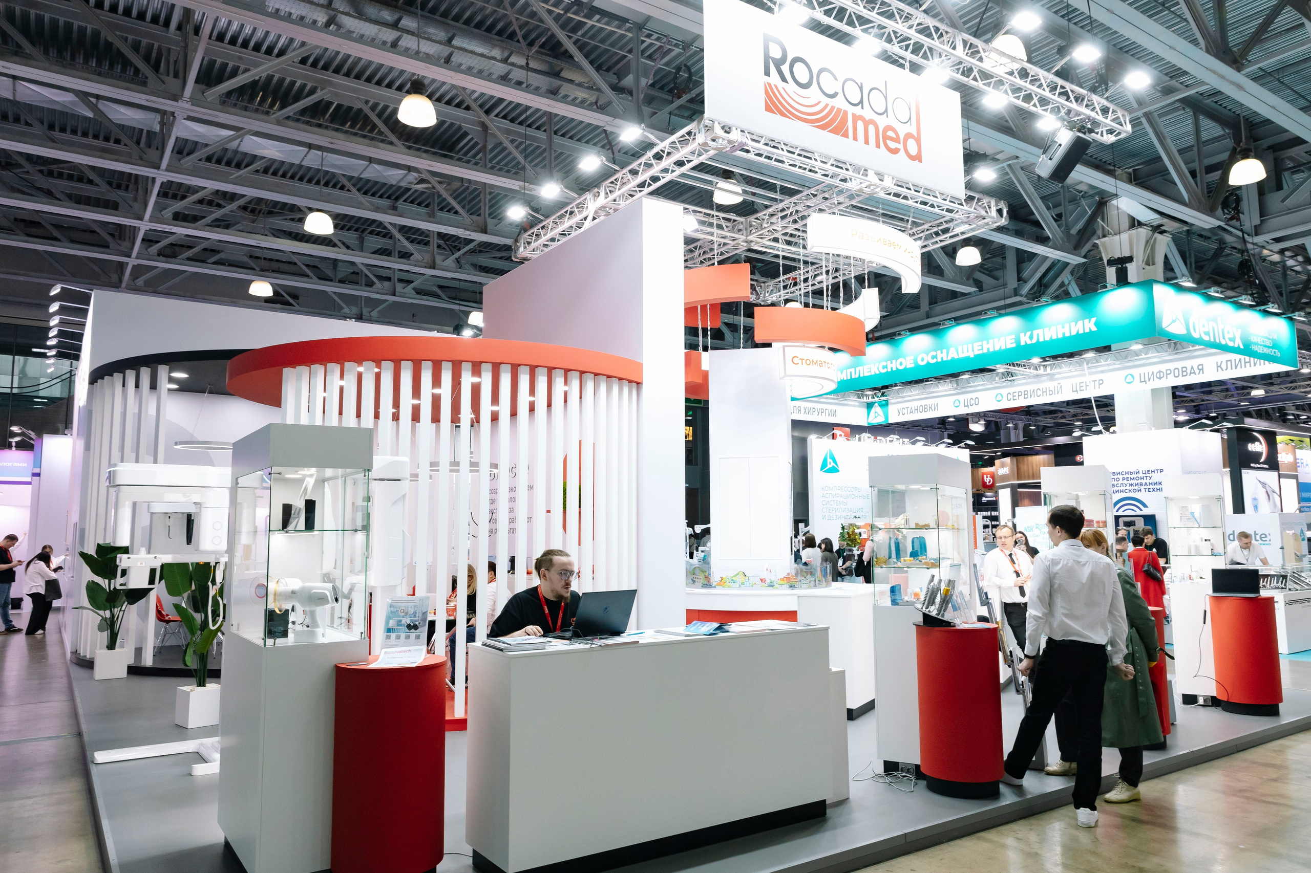 Стоматологическая выставка Dental Salon 2026. Профессиональный фотограф в Москве | Заказать фотосессию и съемку