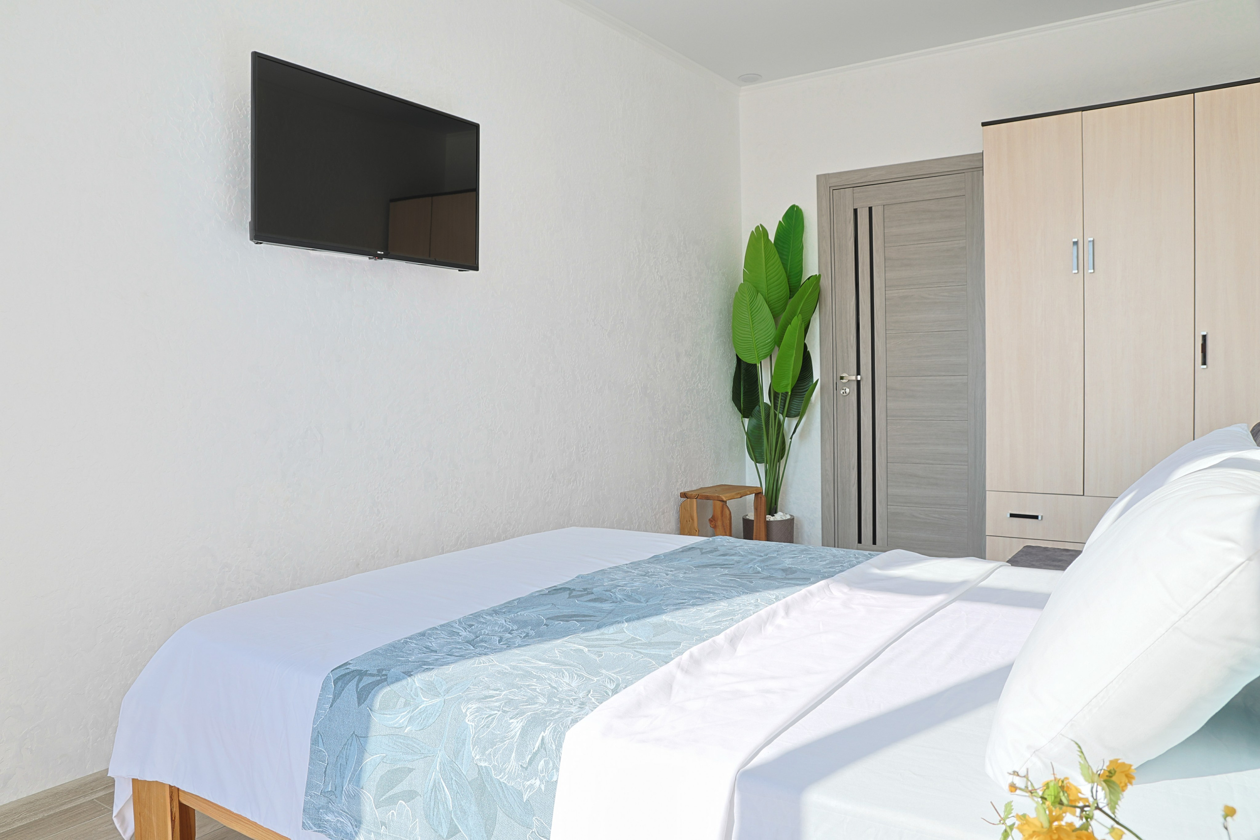 Подготовка к съёмке и фото номера в гостевом доме в Геленджике для посуточной аренды. Интерьерная съёмка и подготовка недвижимости к аренде/продаже. Геленджик, Краснодарский край — Юлия Софронова, Art Sea Homes