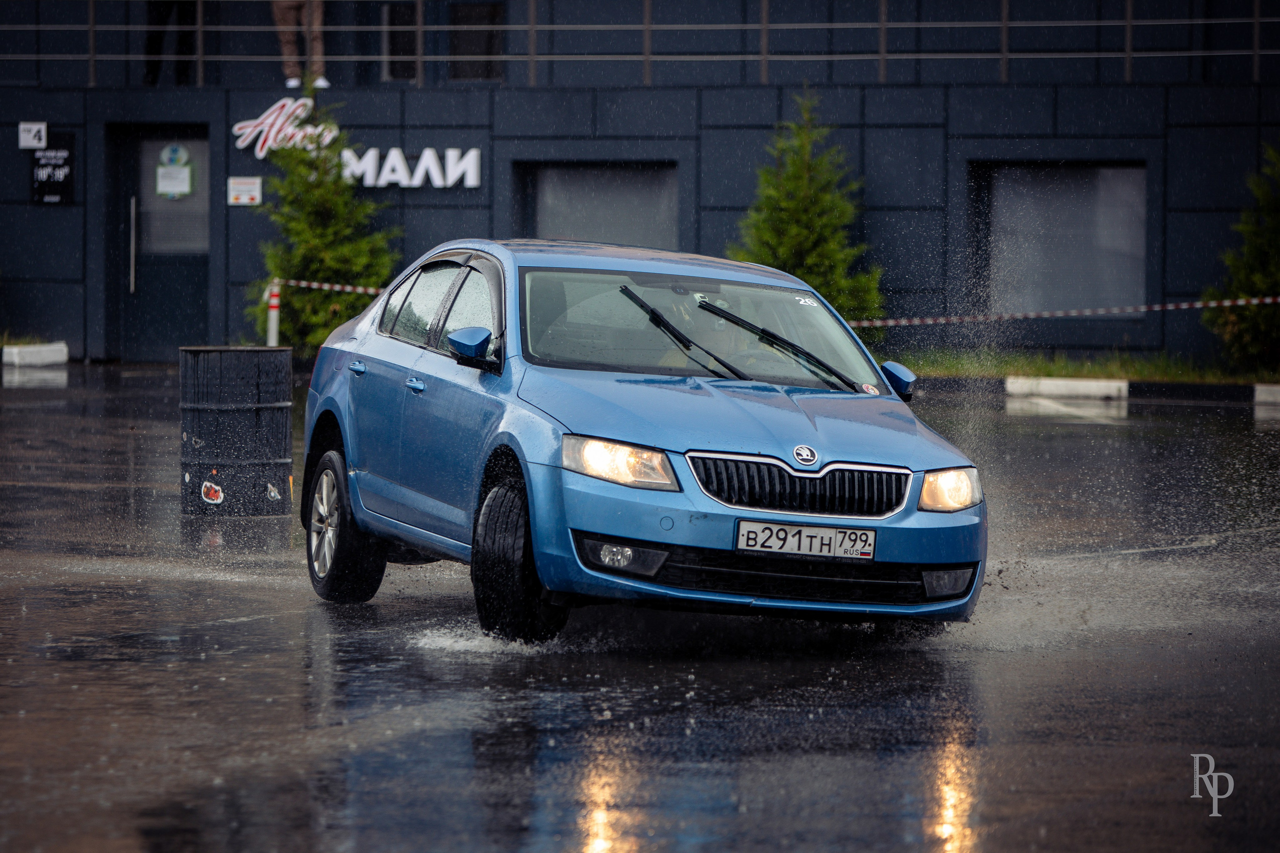 SHOWDOWN. Rusty Photographer