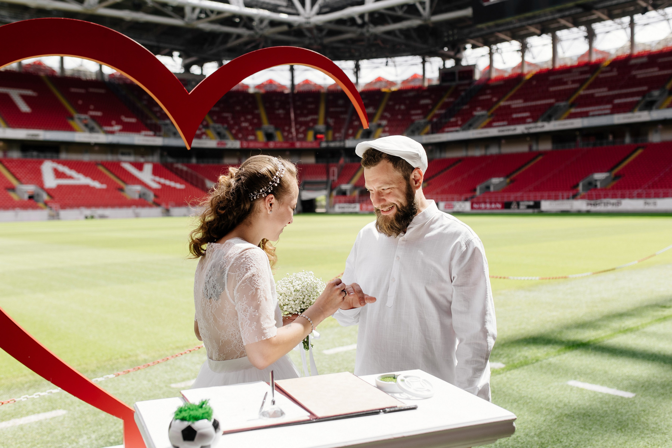 Свадьба на стадионе Спартак Лукойл Арена, свадьба на Северном речном вокзале, свадьба в метро, новые адреса счастья. Свадебный и семейный фотограф Екатерина Иванова