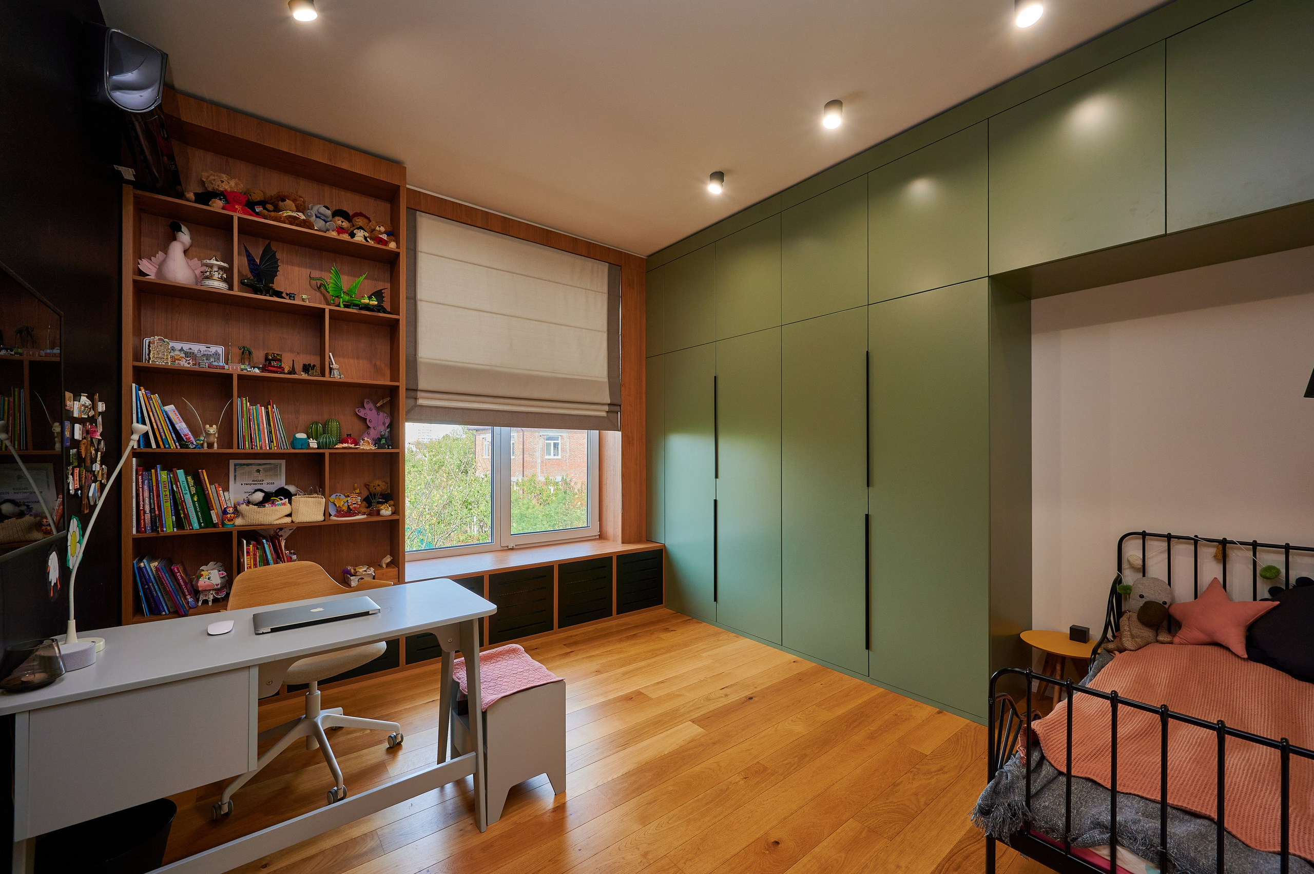 зеленый шкафчик рабочий стол коричневые полки шкафы 