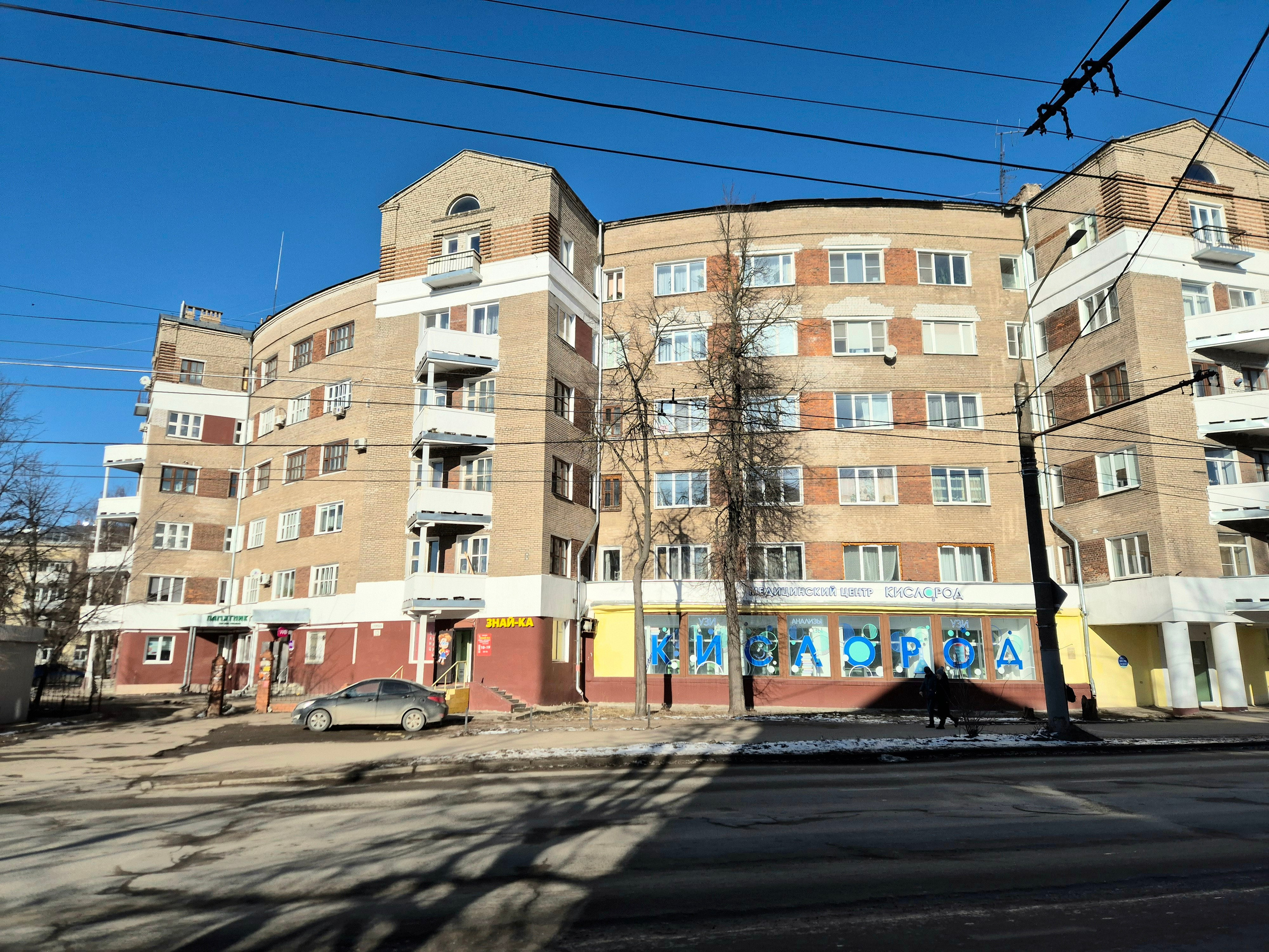 В городе несколько домов необычной формы постройки времен конструктивизма