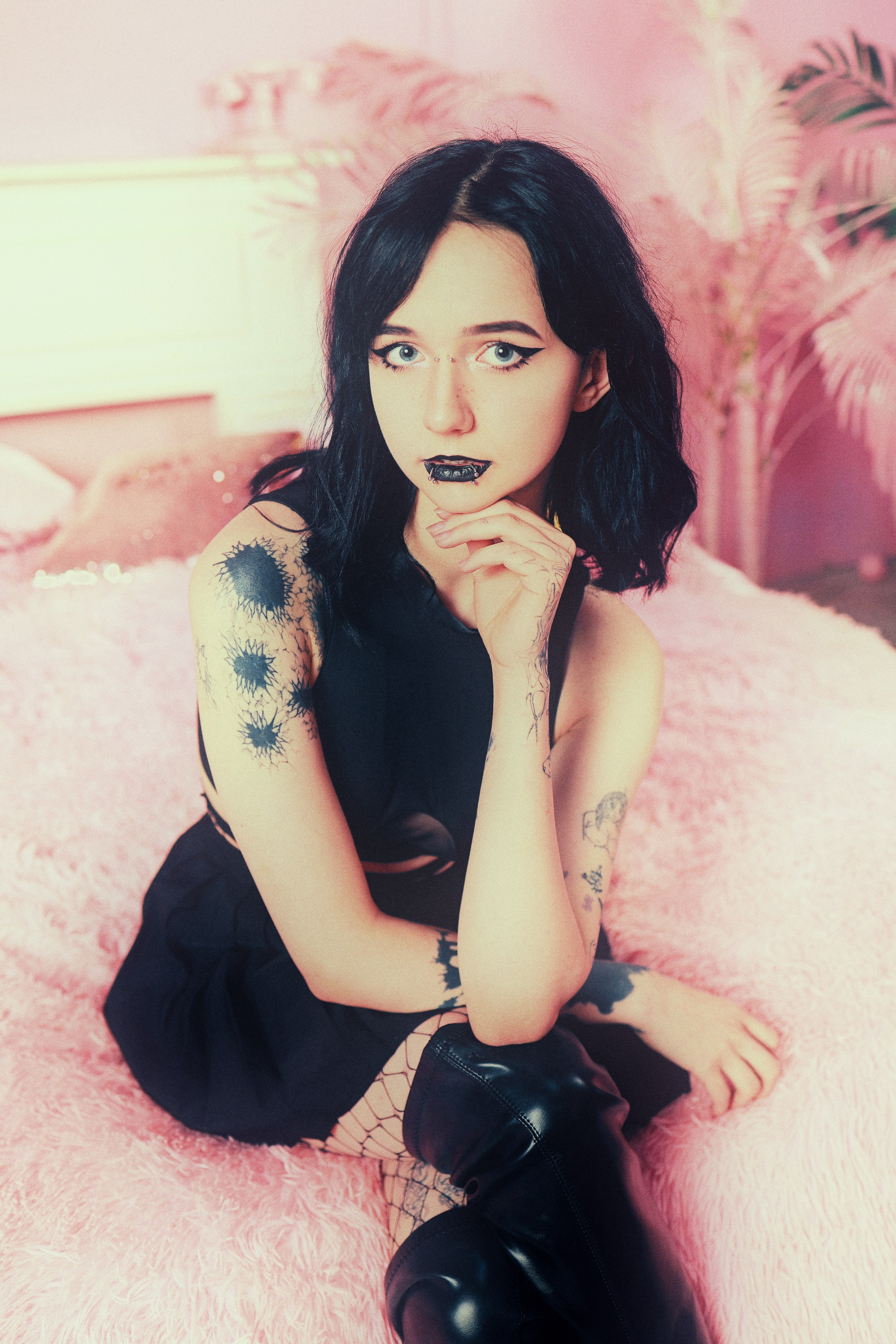 Женская фотосессия в розовой студии