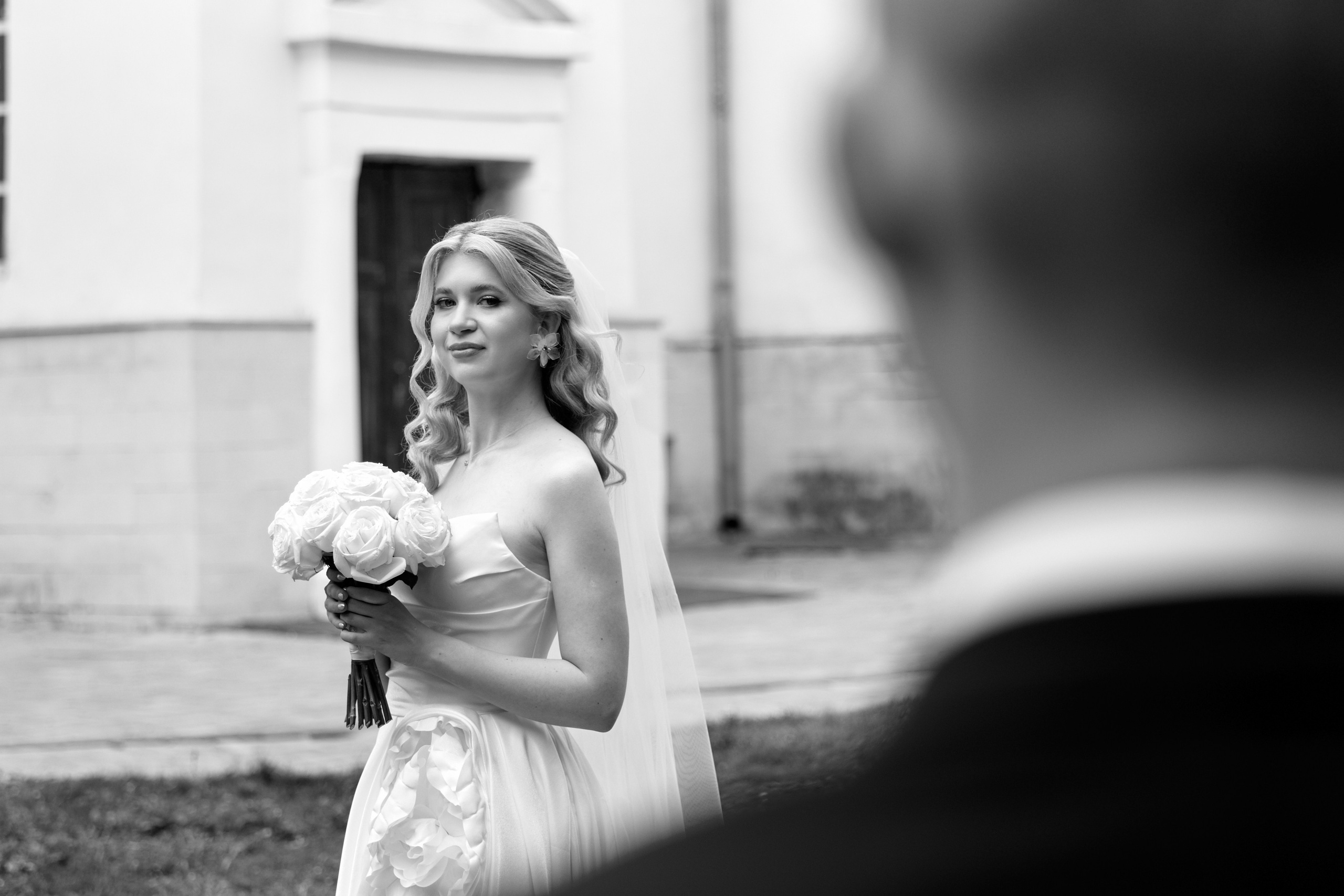 Портрет невесты через плечо жениха. Фотограф Елена Орешина