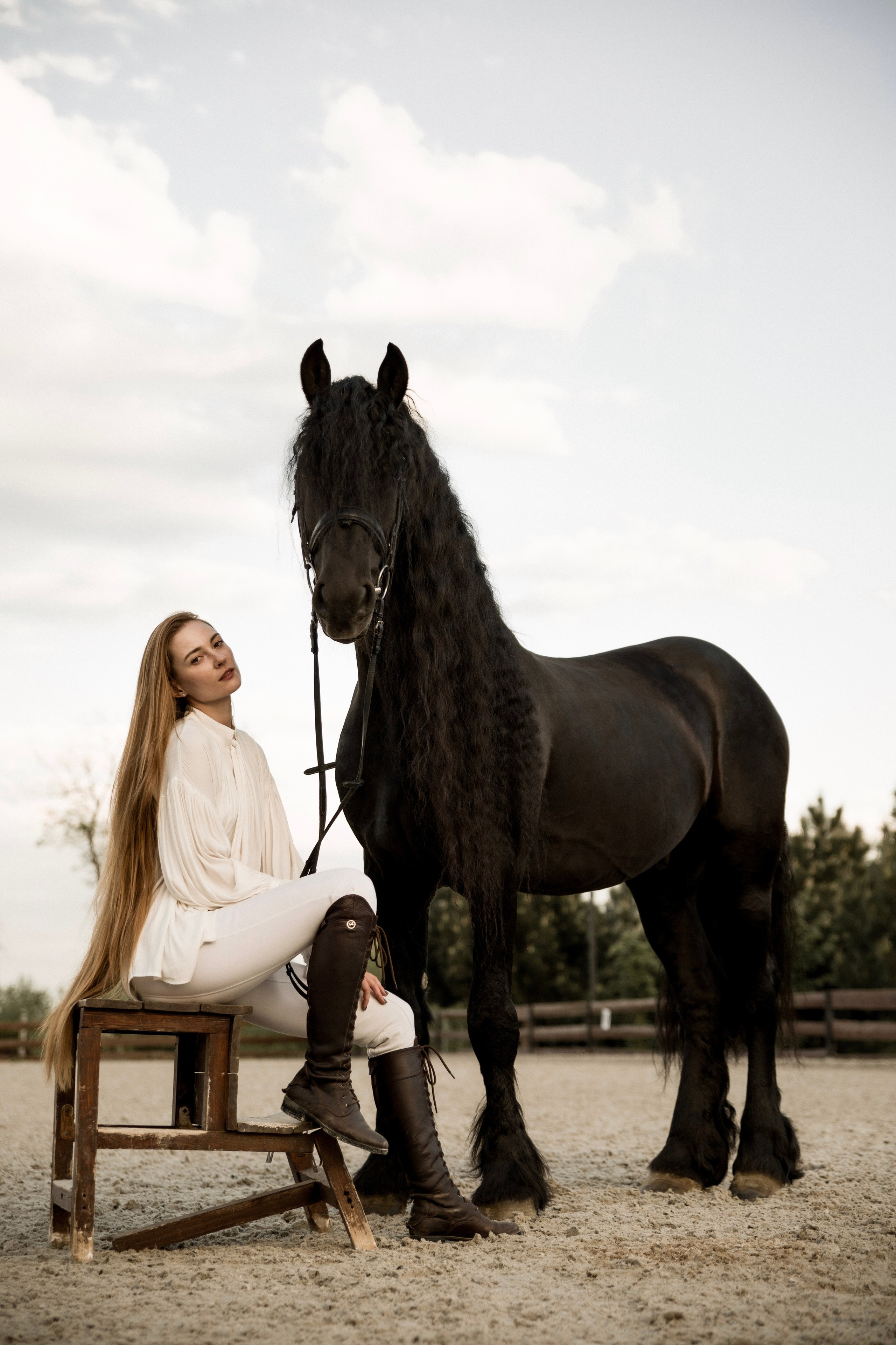 Съемка с лошадью фризской породы. Семейный и конный фотограф в Краснодарском крае и Адыгее