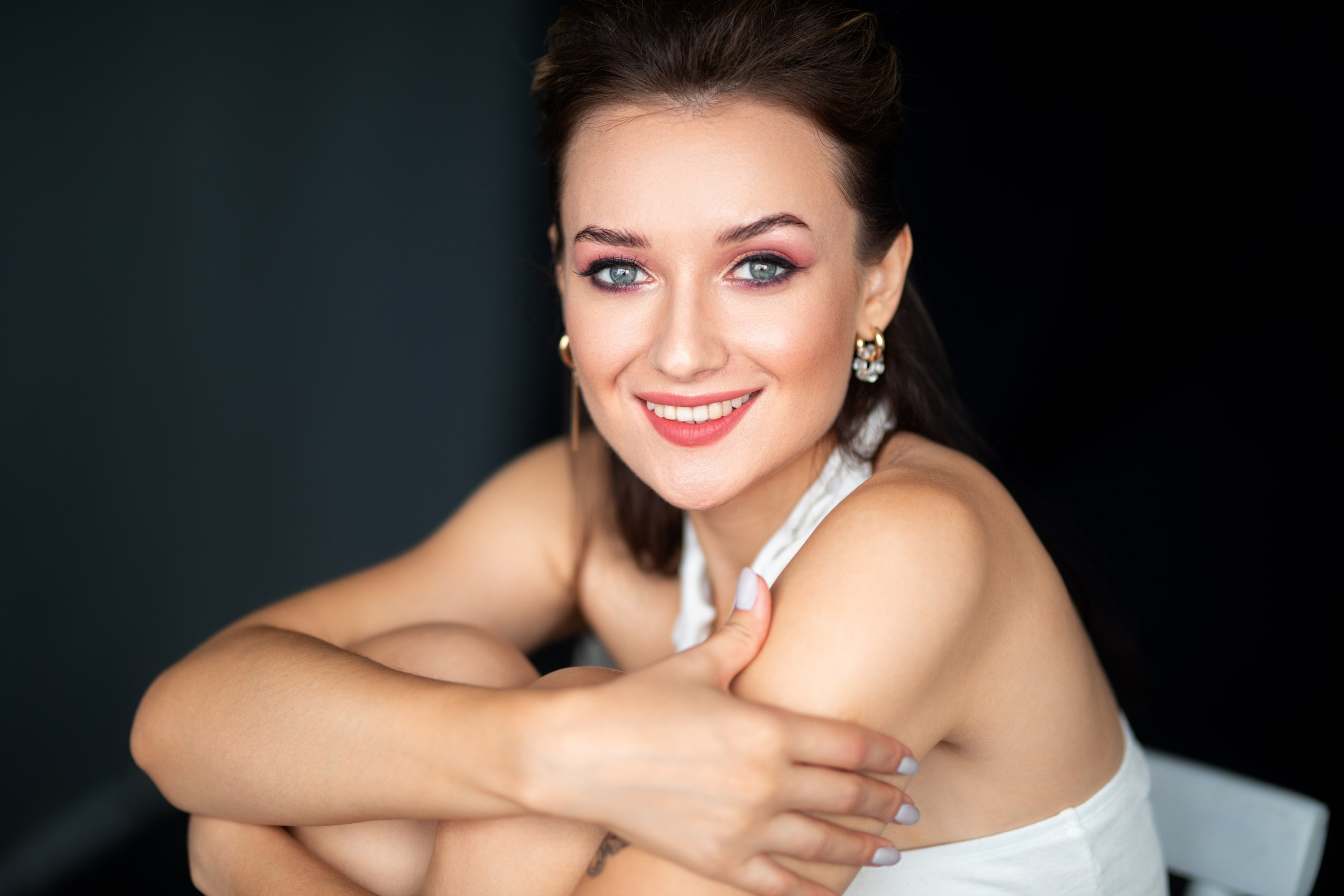 Студийный фотосет с Анастасией в минимальном интерьере в формате для «себя»