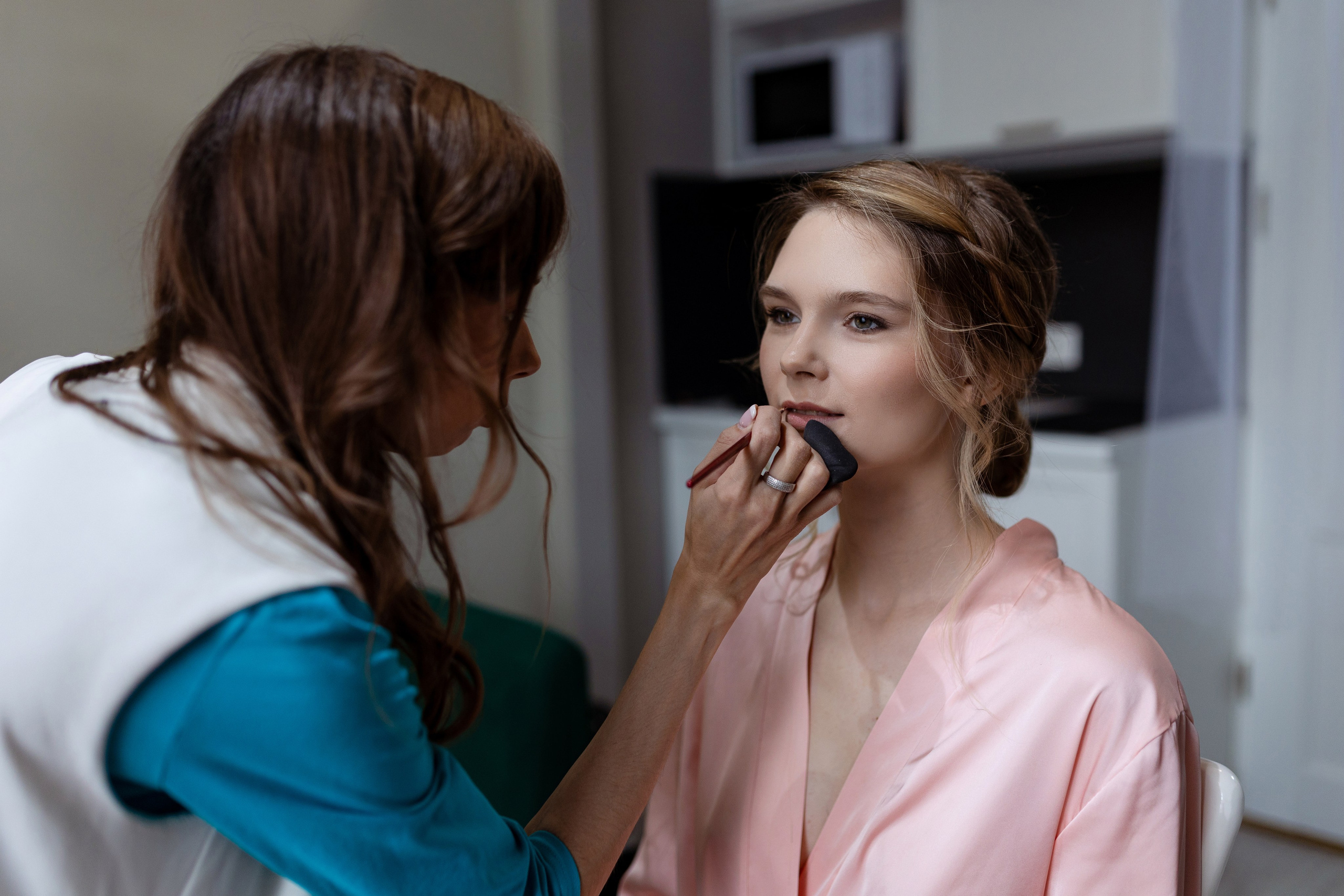 А теперь визажист наводит макияж невесте.