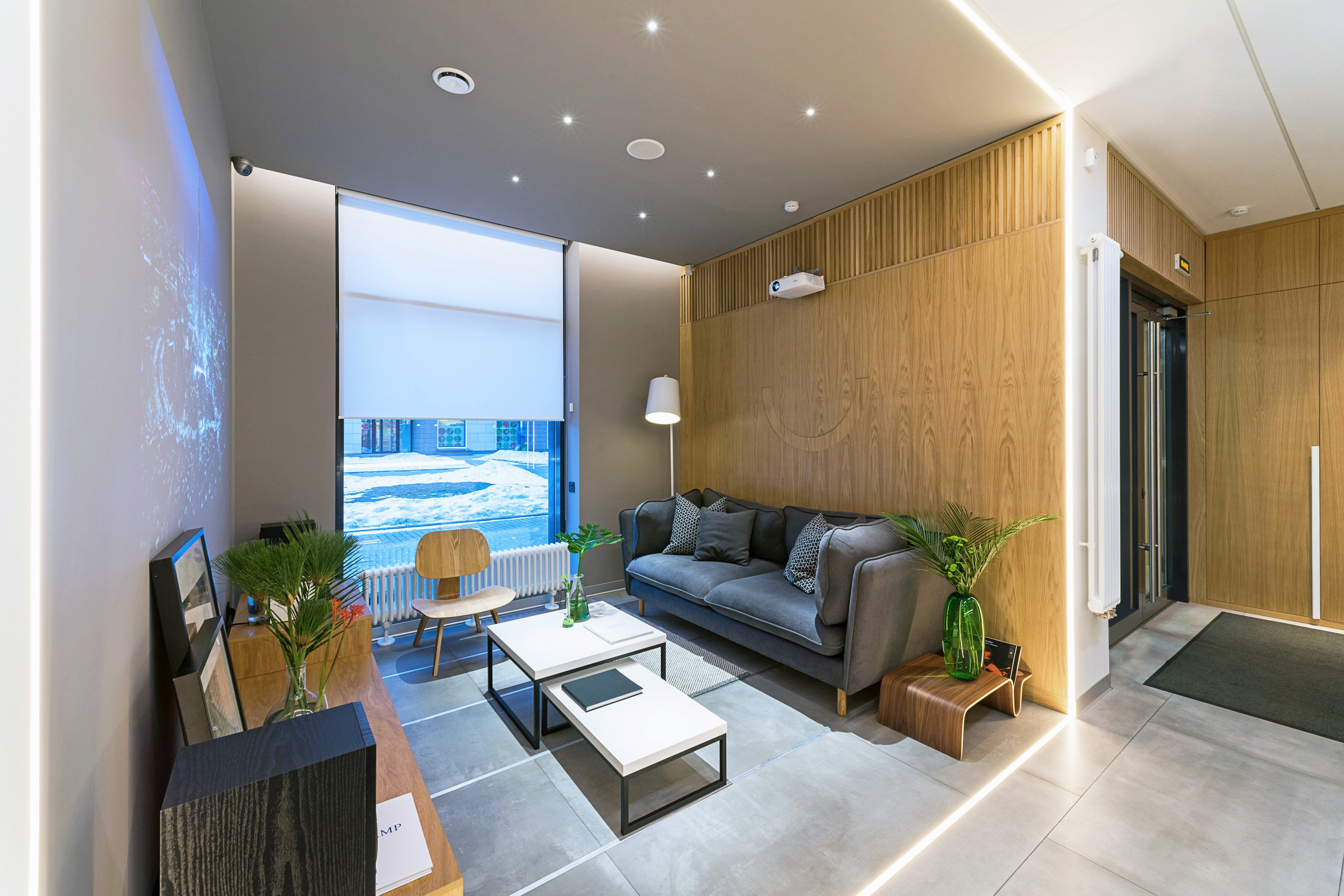 дизайн интерьера стоматологической клиники выполнен в современном минималистичном стиле с теплой домашней атмосферой. Текстуры дерева, наливной пол, яркие акценты, чистота линий, модульная сетка, стеклянные перегородки