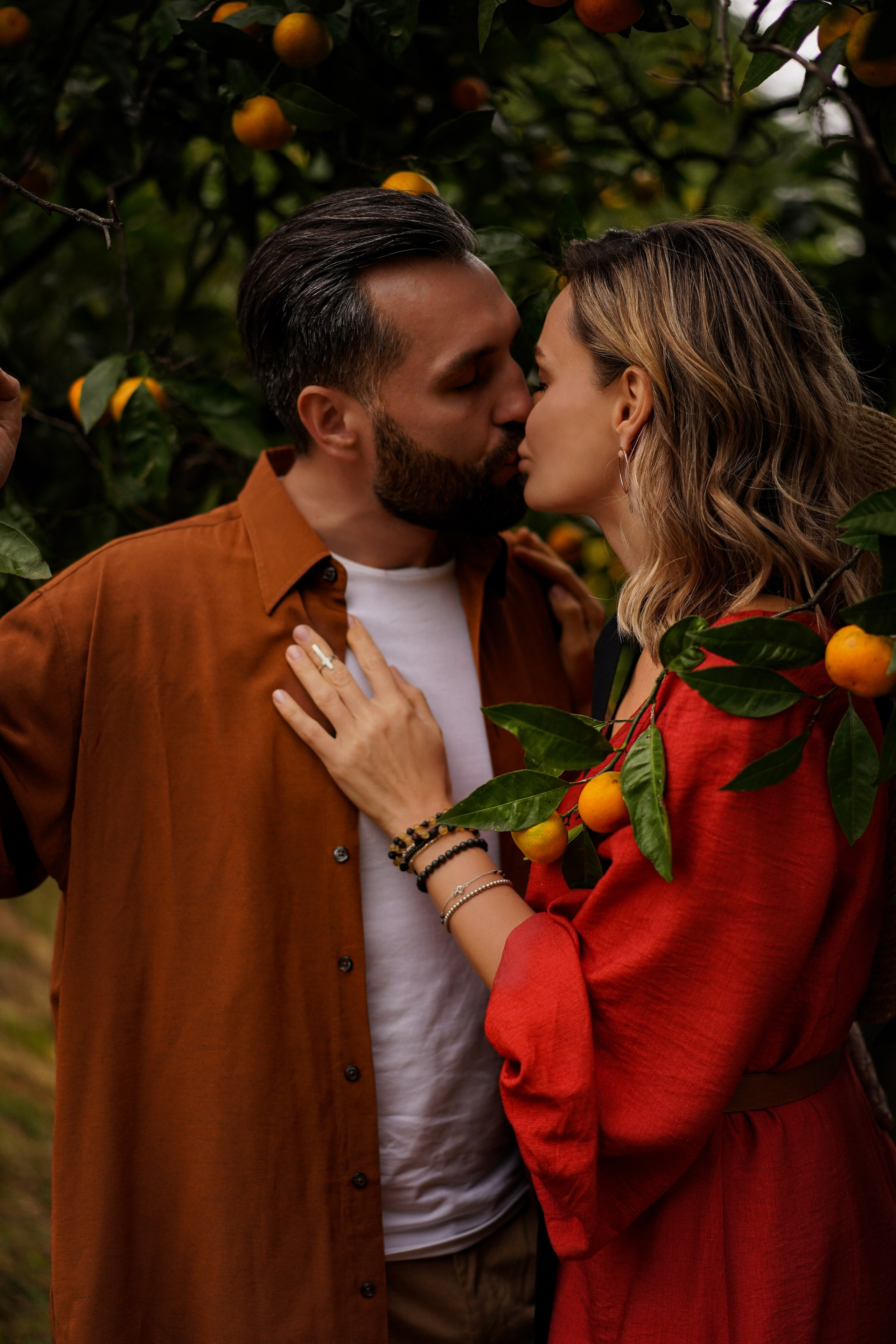 Lovestory на плантации с мандаринами в Абхазии. Фотограф Москва и Видеограф Москва